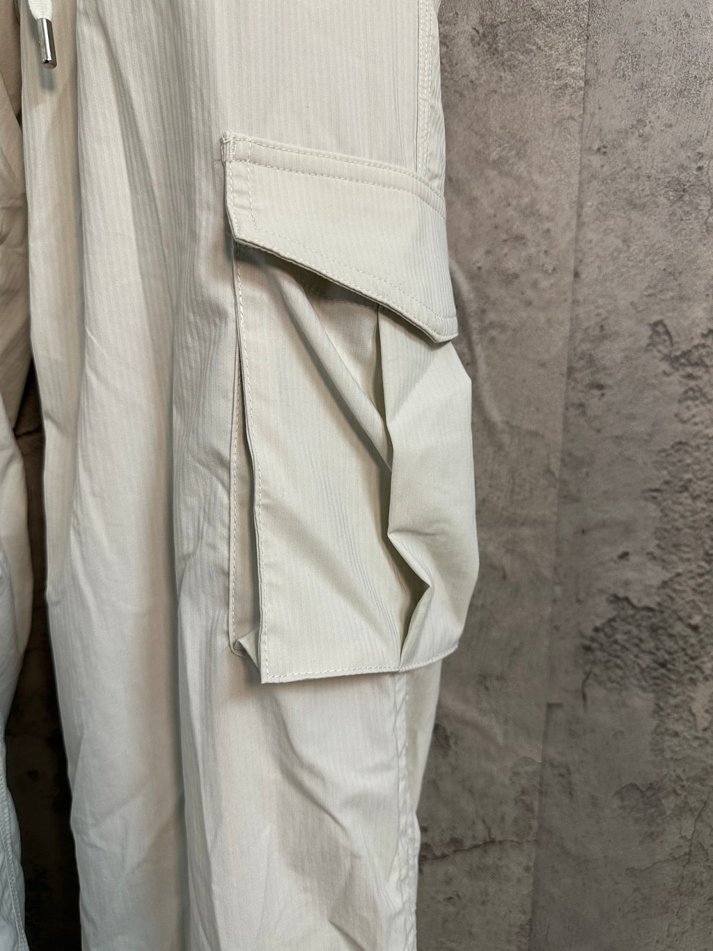 White cargo pants with side flap pocket and topstitched seams