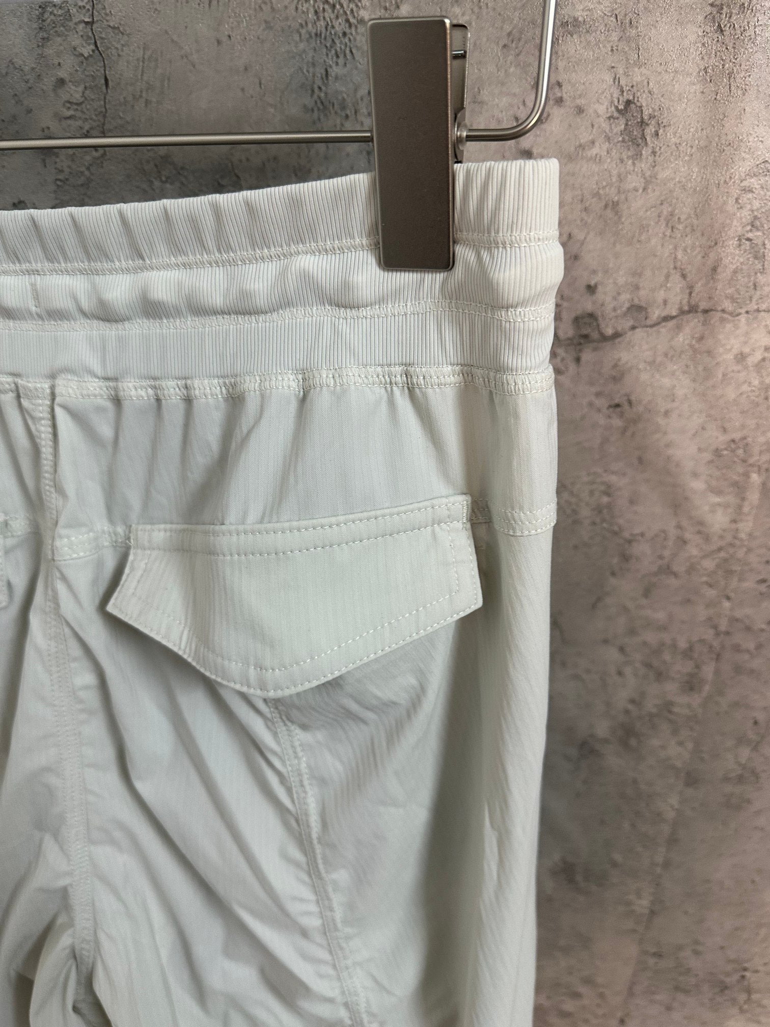 White cargo pants with rear patch pocket and ribbed waistband