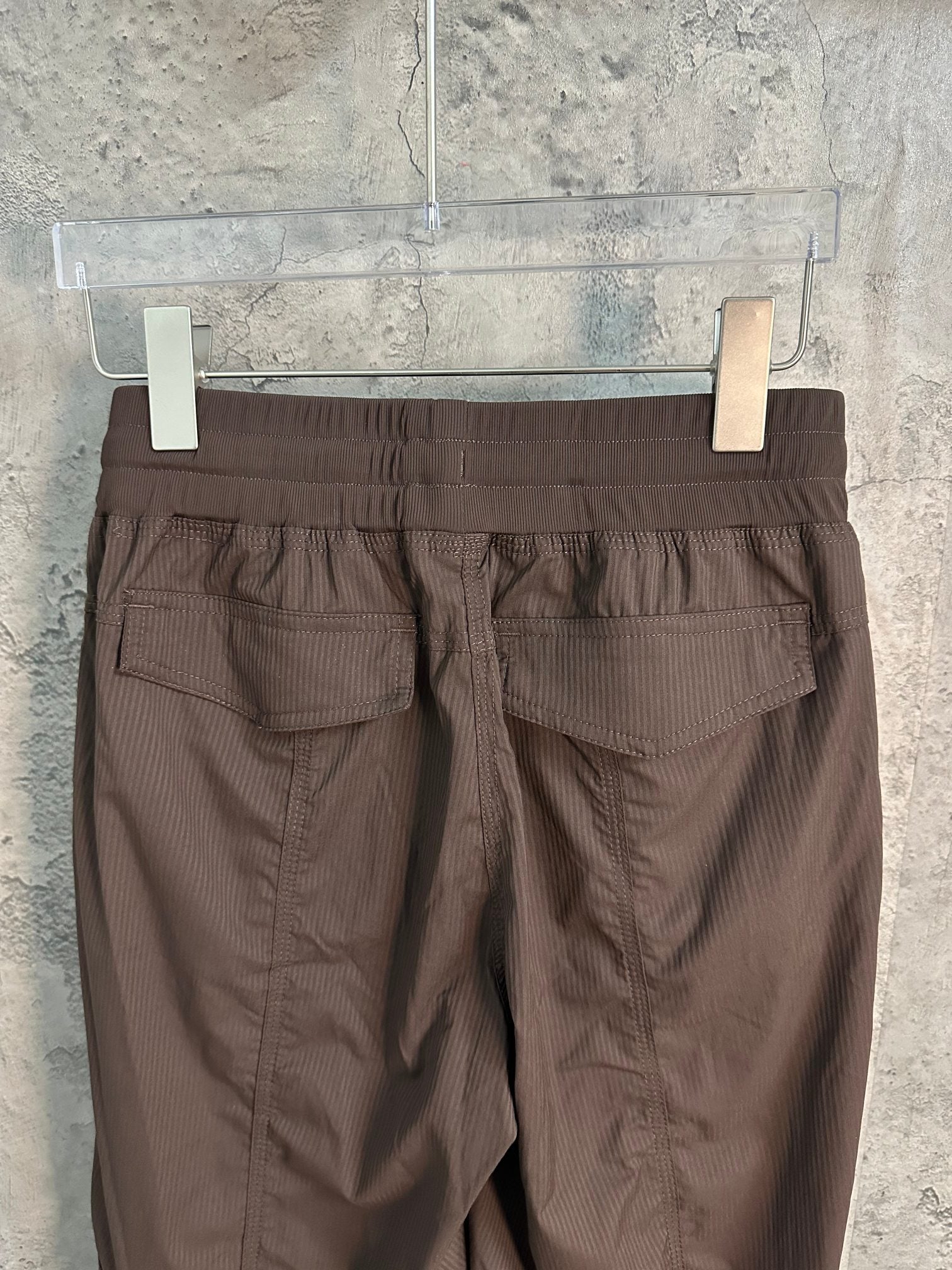 Brown cargo pants with elastic waistband and centered front seam
