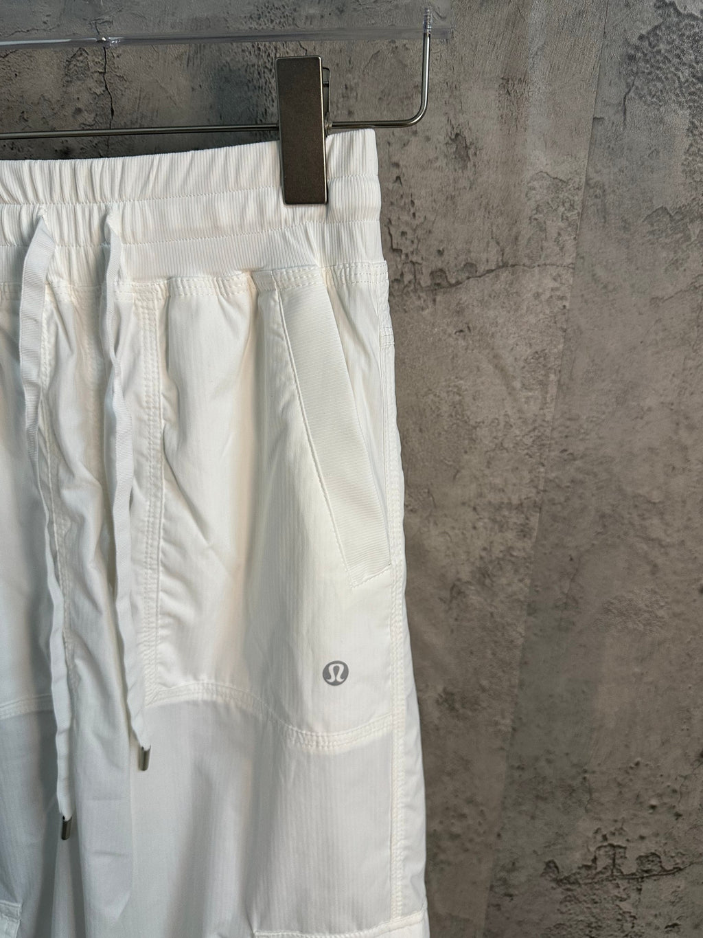 White cargo pants with elastic waistband and side cargo pocket