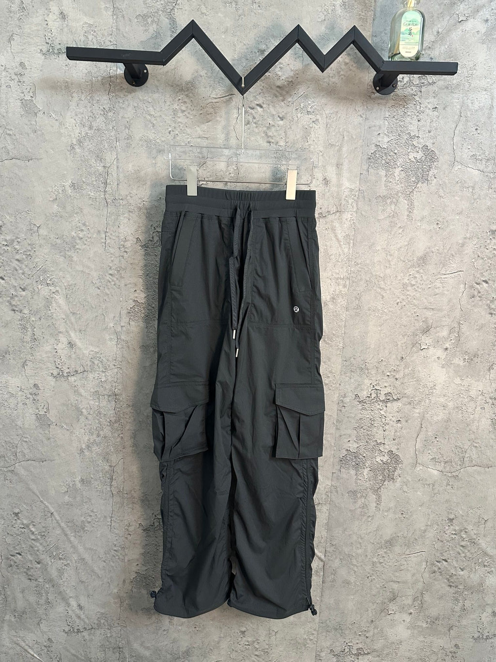 Ralph Lauren cargo pants in dark gray with elastic waist, drawstring, and cargo pockets