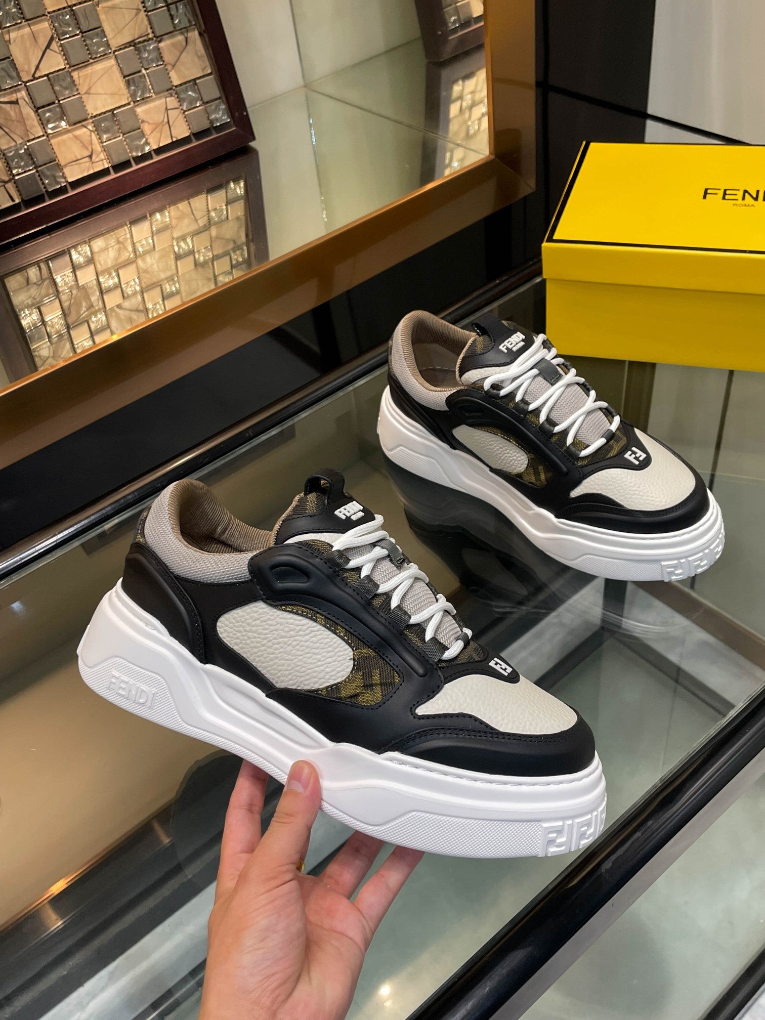 Dark and white unisex sneakers with chunky sole, lace-up and padded tongue