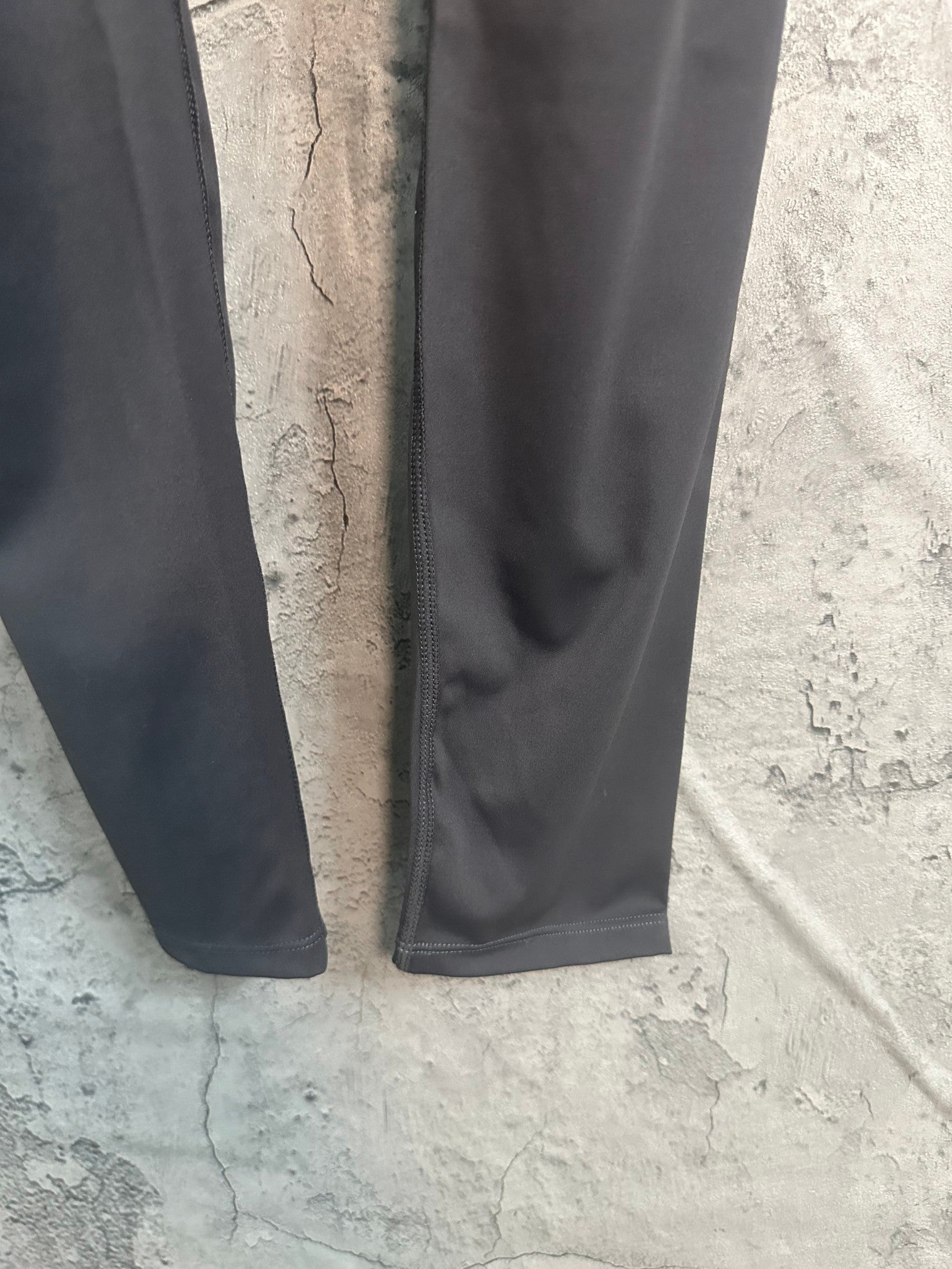 Black leggings with smooth fabric and side seam detail