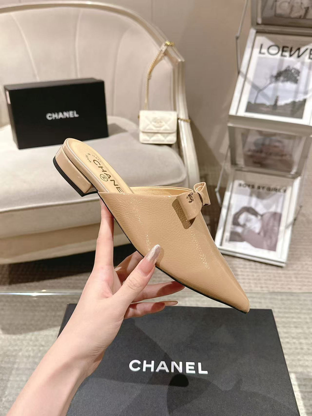 Beige patent leather mule with bow ornament and pointed toe