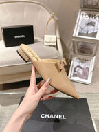 Beige patent leather mule with bow ornament and pointed toe