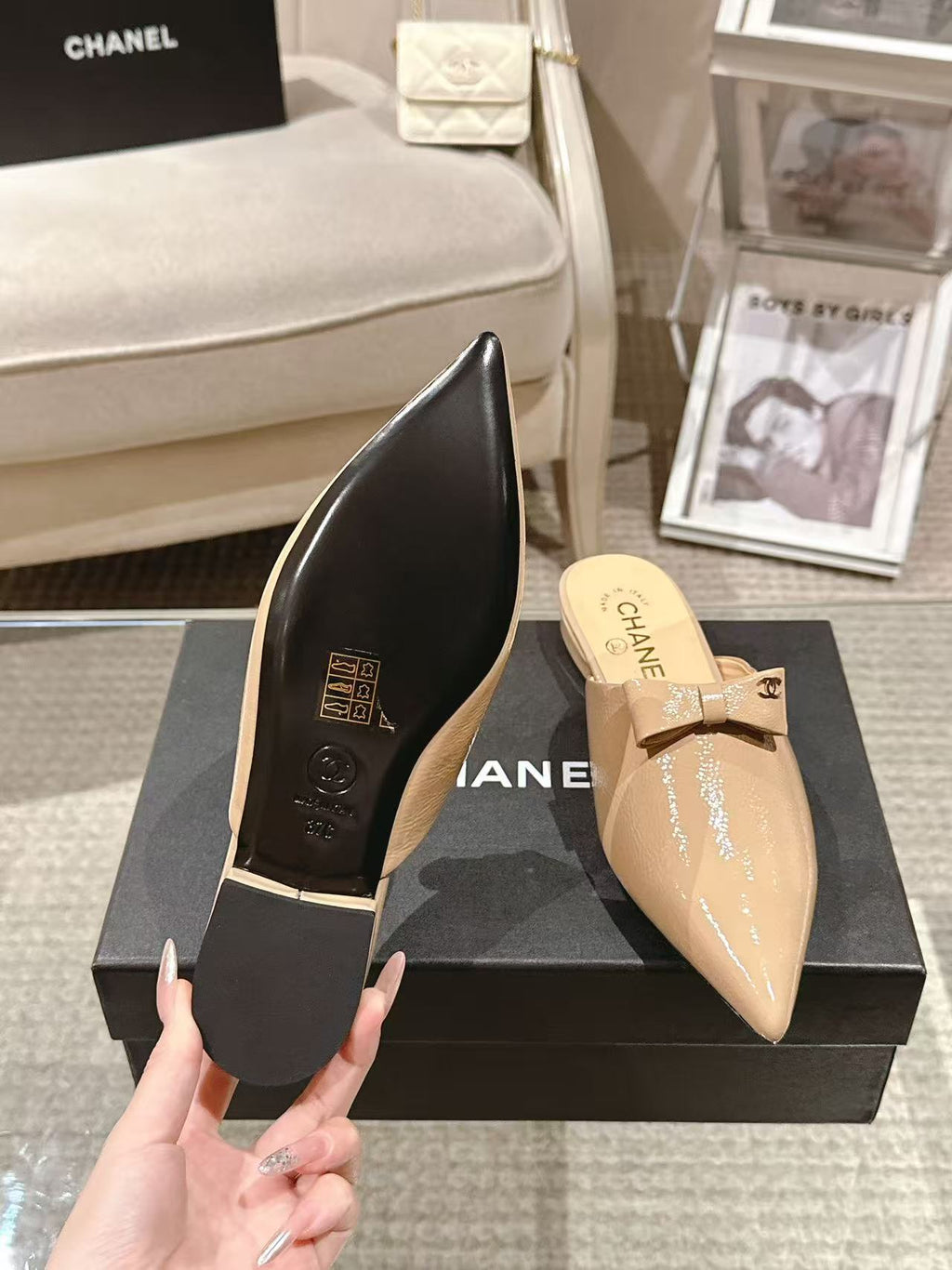 Beige patent leather mule with bow detail and pointed toe
