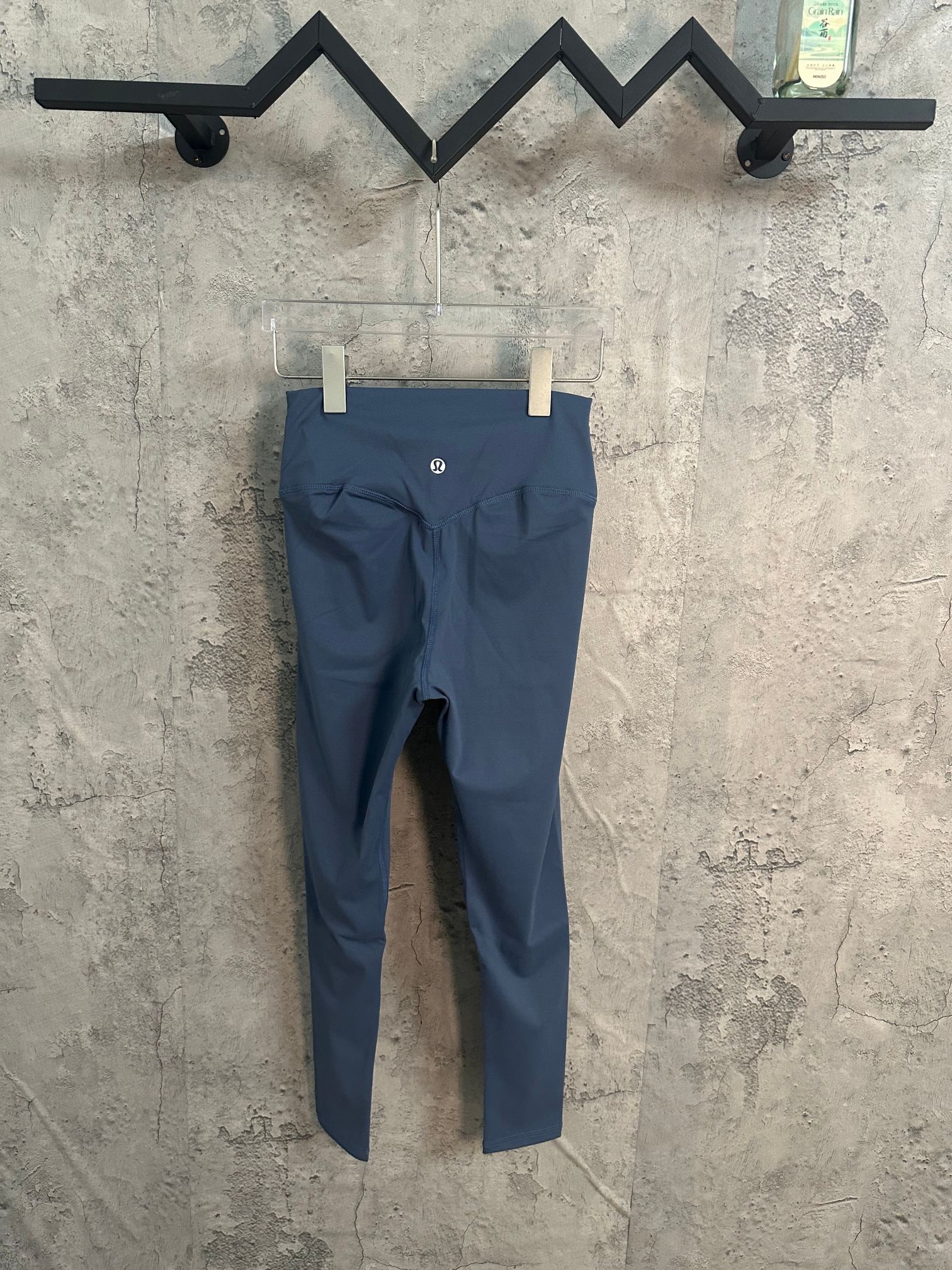 Navy-blue leggings with front seam detail