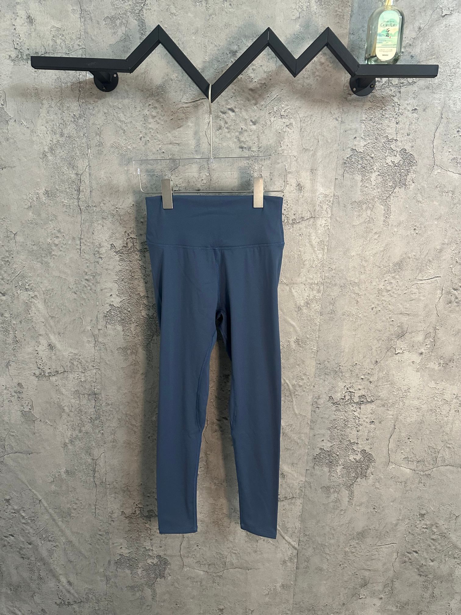 Blue leggings with elastic waistband