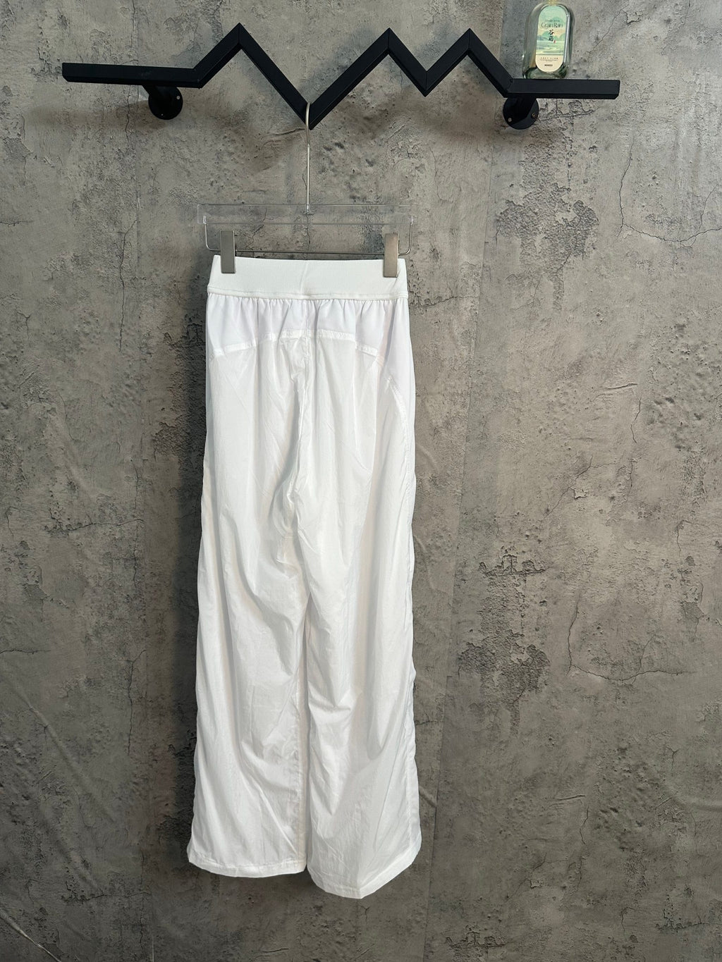 White skirt with elastic waistband and vertical seam details