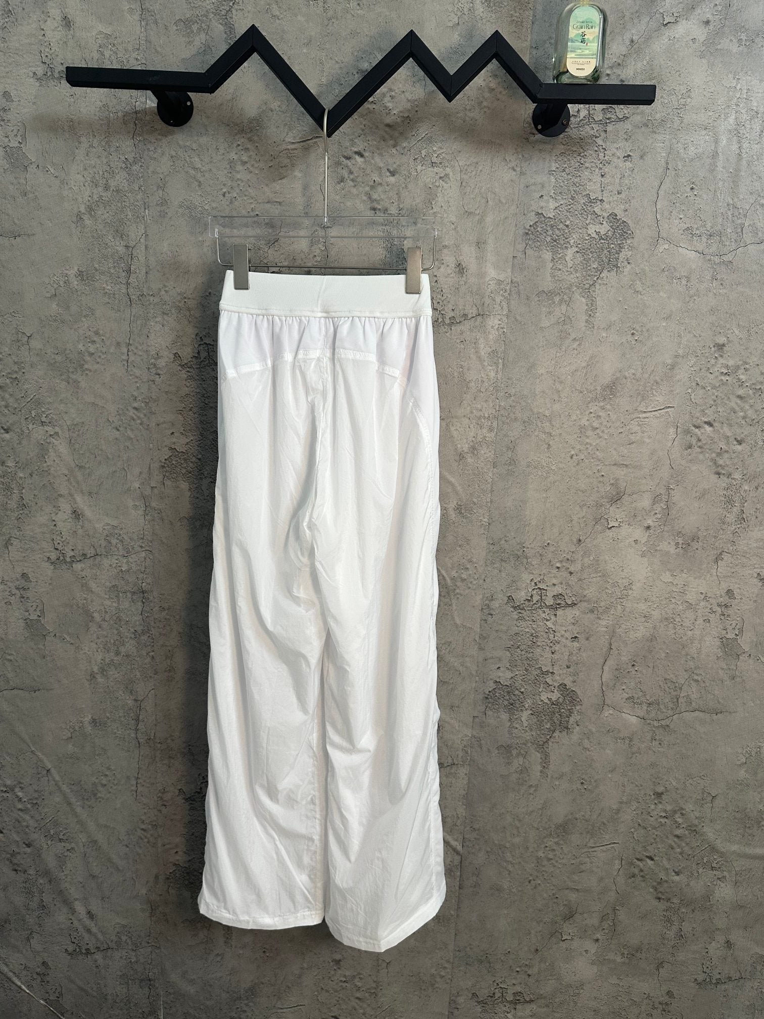 White skirt with elastic waistband and vertical seam details