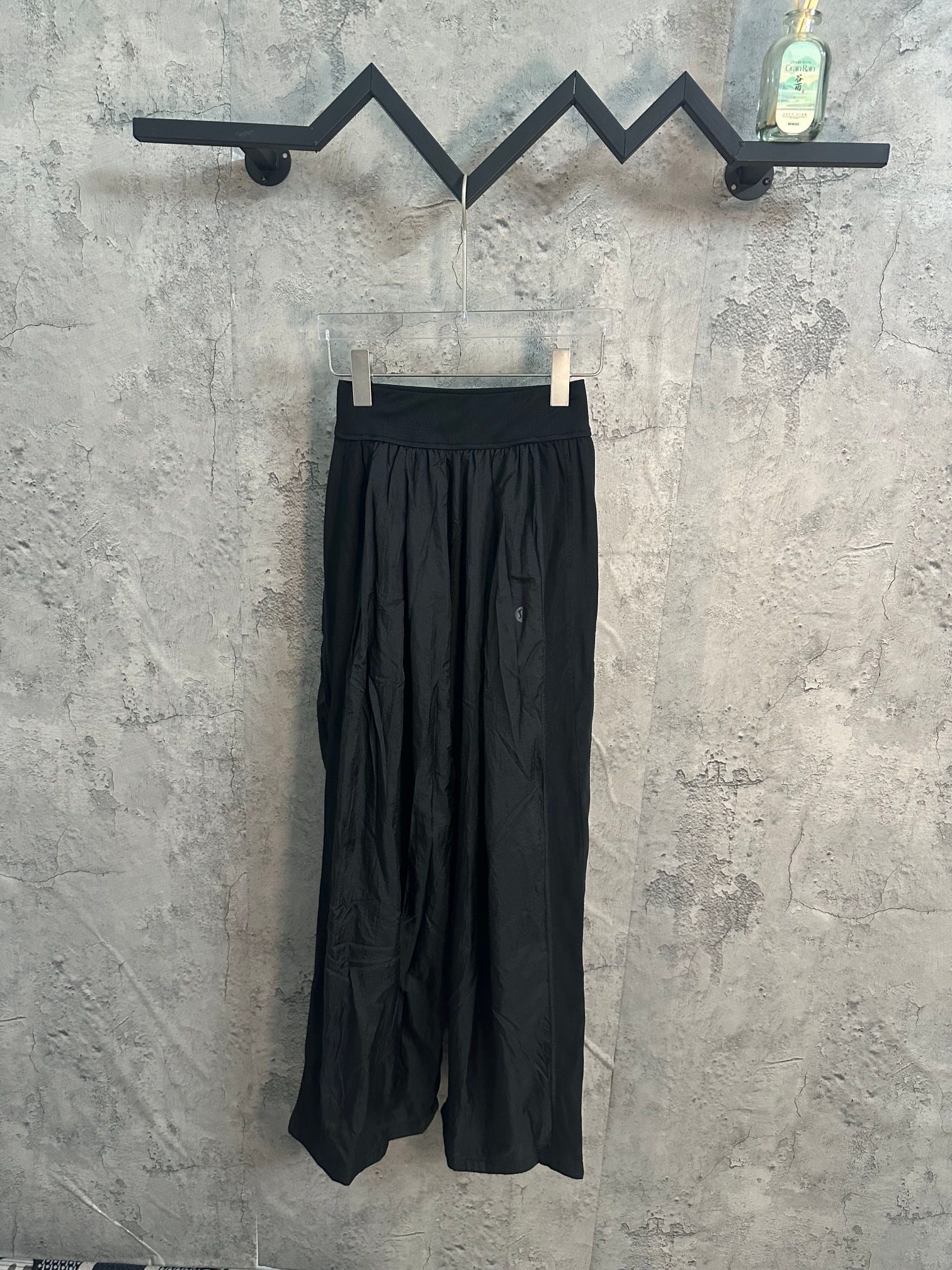Ralph Lauren dark wide-leg pants, elastic waistband with pleated front