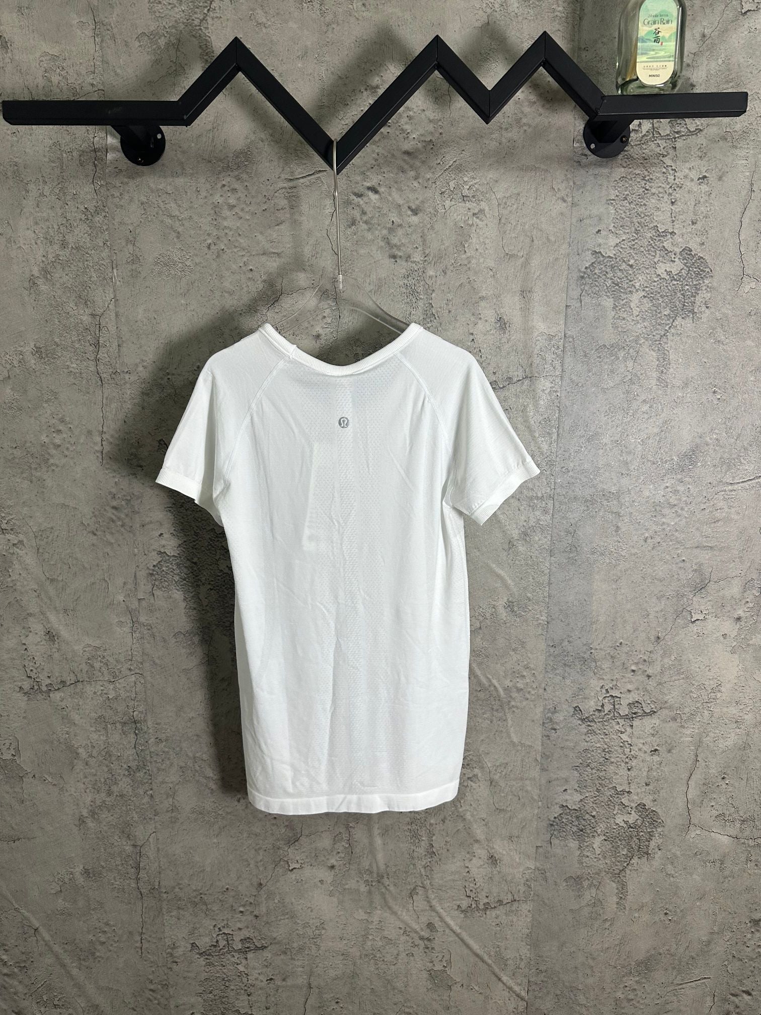 Crew-neck T-shirt in white with short sleeves and small chest logo