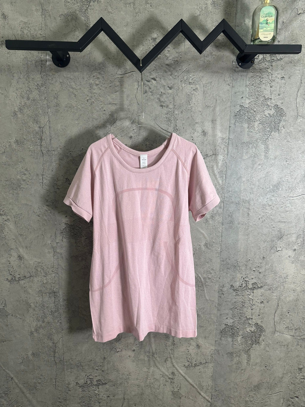 Pink short-sleeve T-shirt, crew neck, small chest logo patch