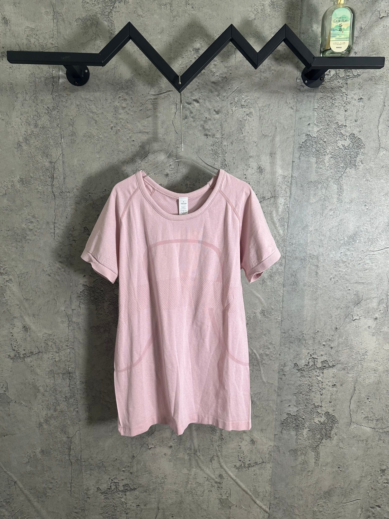 Pink short-sleeve T-shirt, crew neck, small chest logo patch