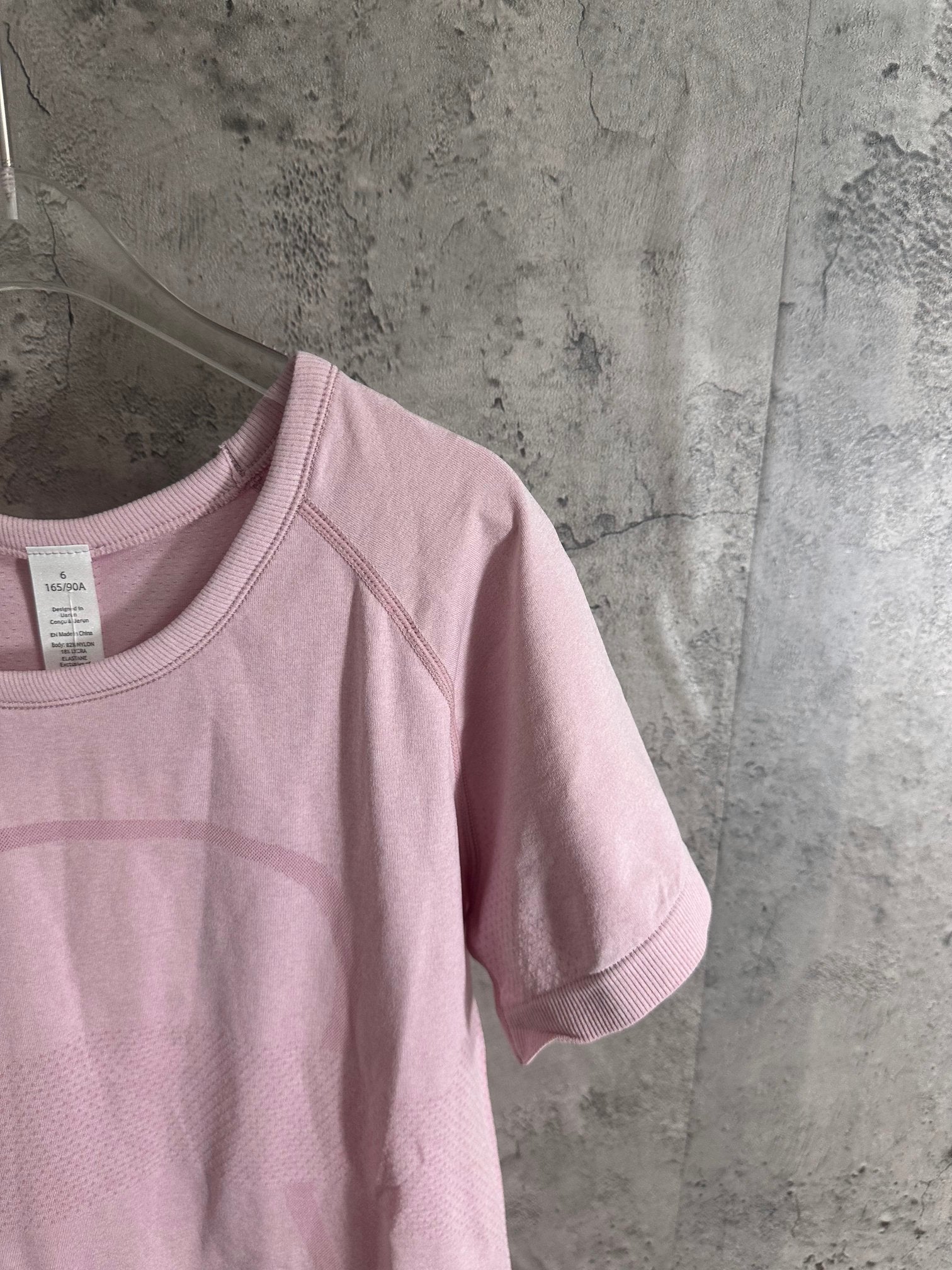 Pink short-sleeve T-shirt with raglan seams and curved hem
