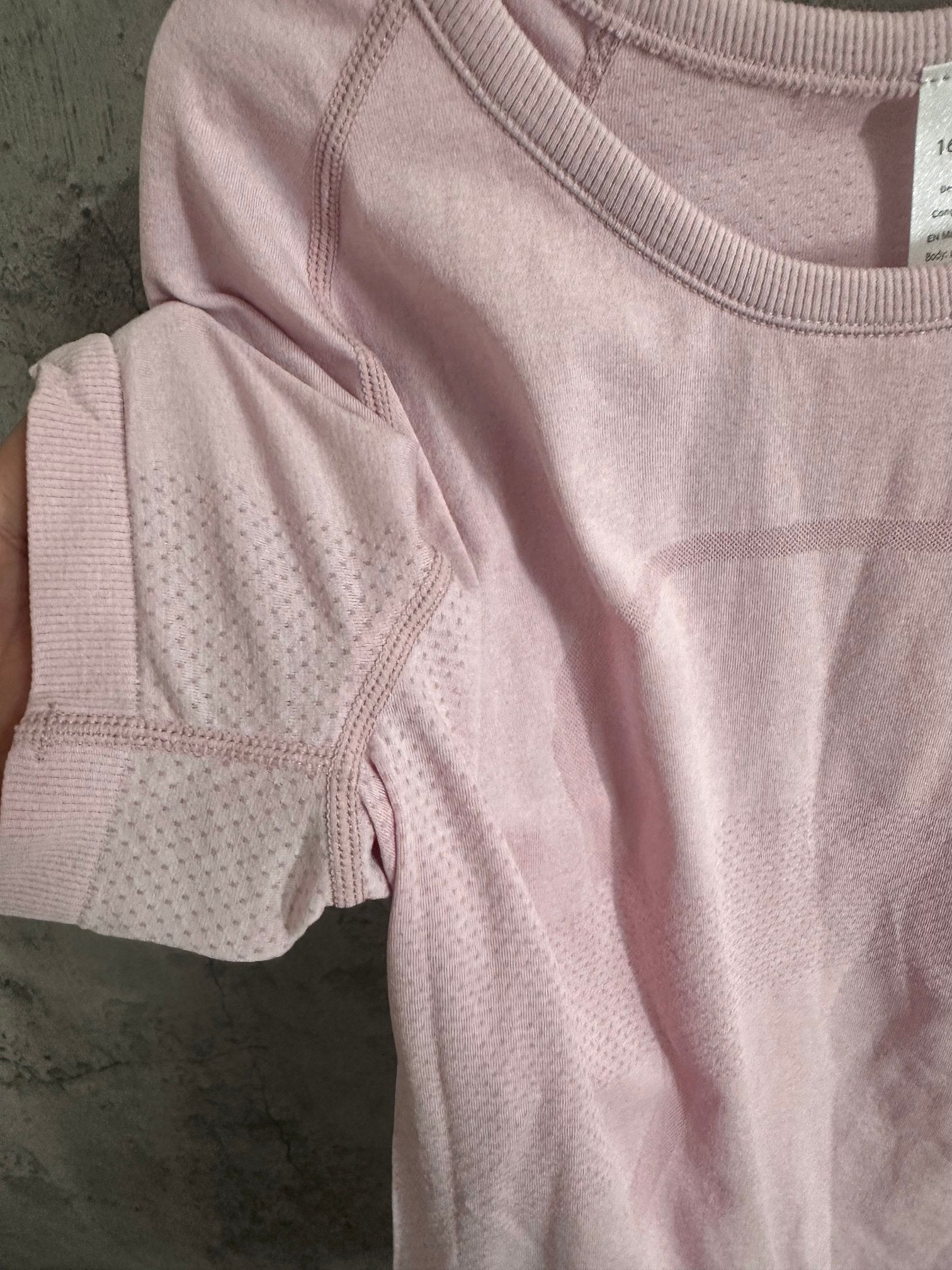 Pink raglan T-shirt sleeve with cuff and subtle textured fabric