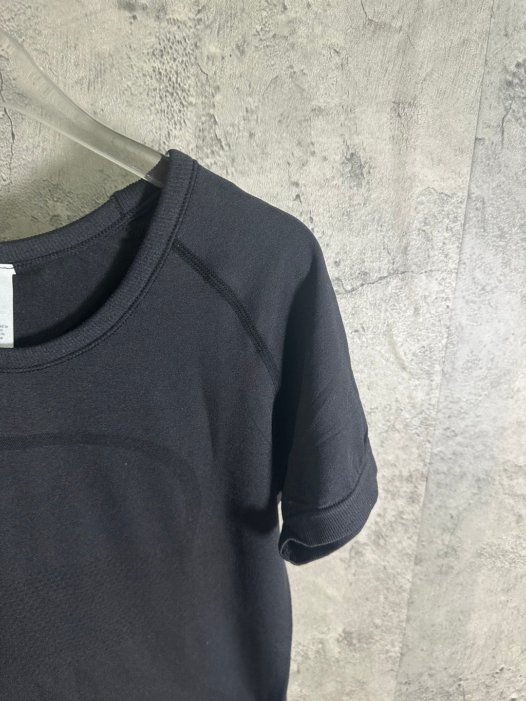 Dark heather T-shirt with contrast raglan seam, short sleeve and neckline