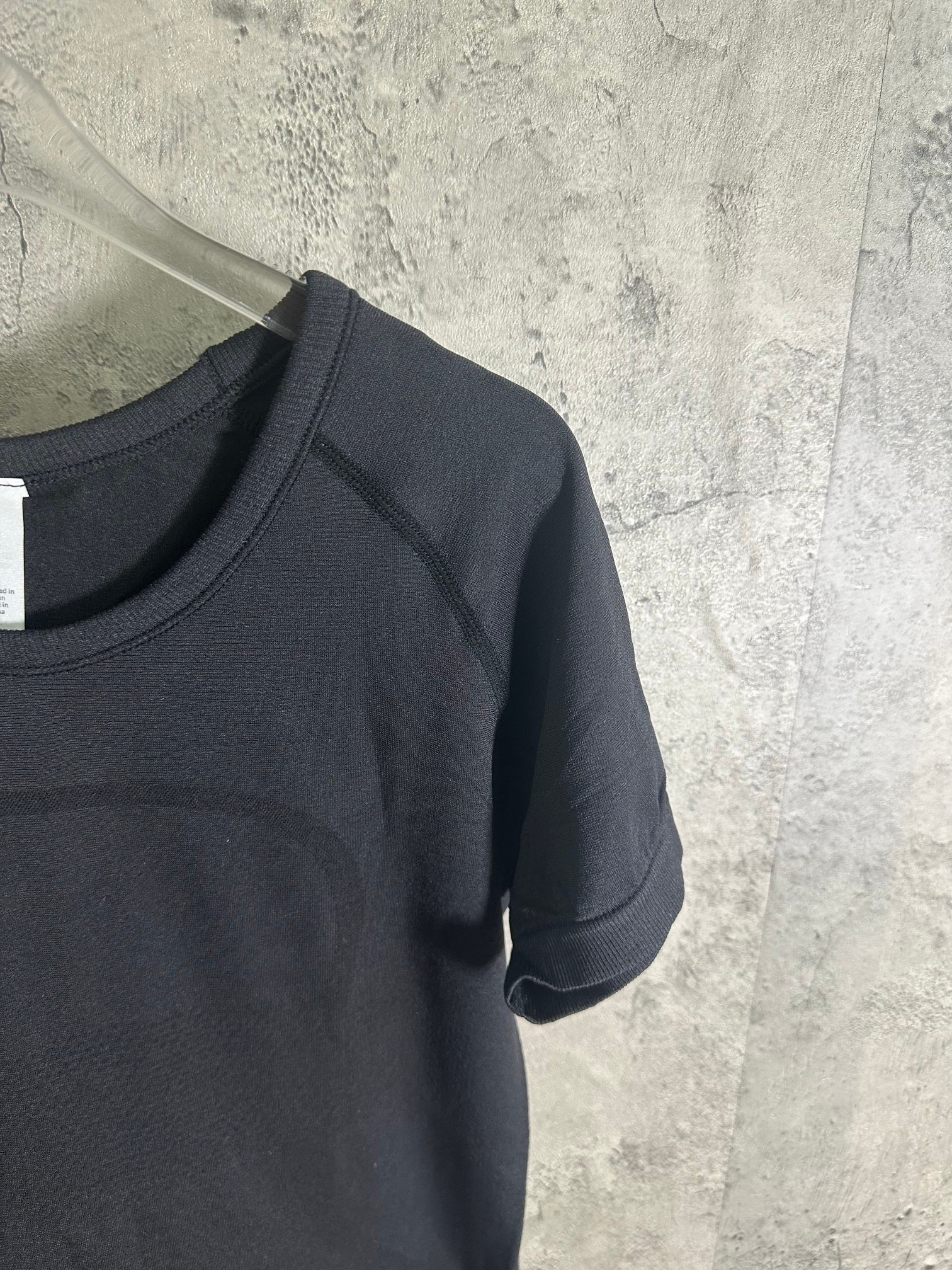 Dark heather T-shirt with contrast raglan seam, short sleeve and neckline