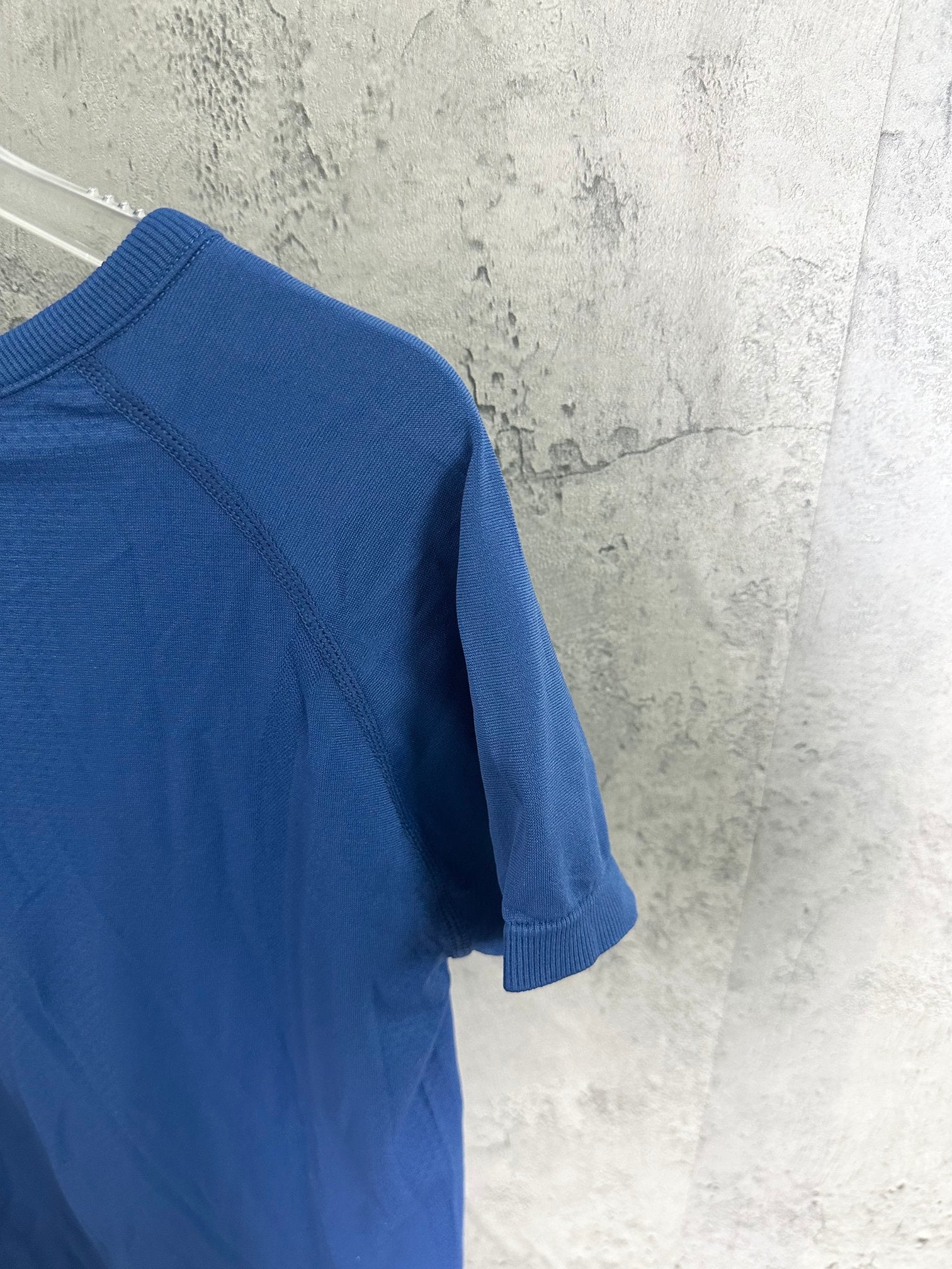 Ralph Lauren blue T-shirt with side seam and short cuffed sleeves