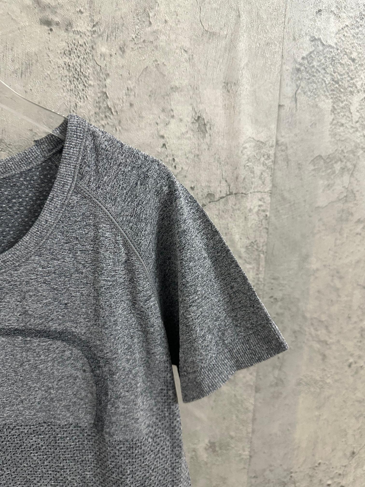 Kids gray heather T-shirt sleeve and side seam detail