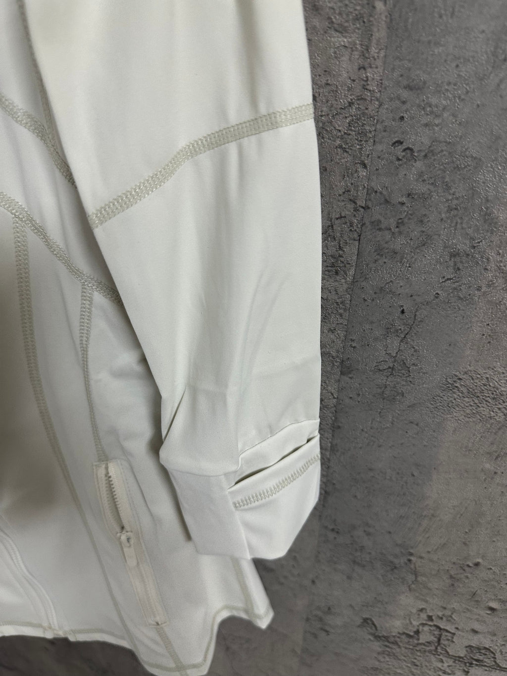 White jacket sleeve with elastic cuff and side pocket seams