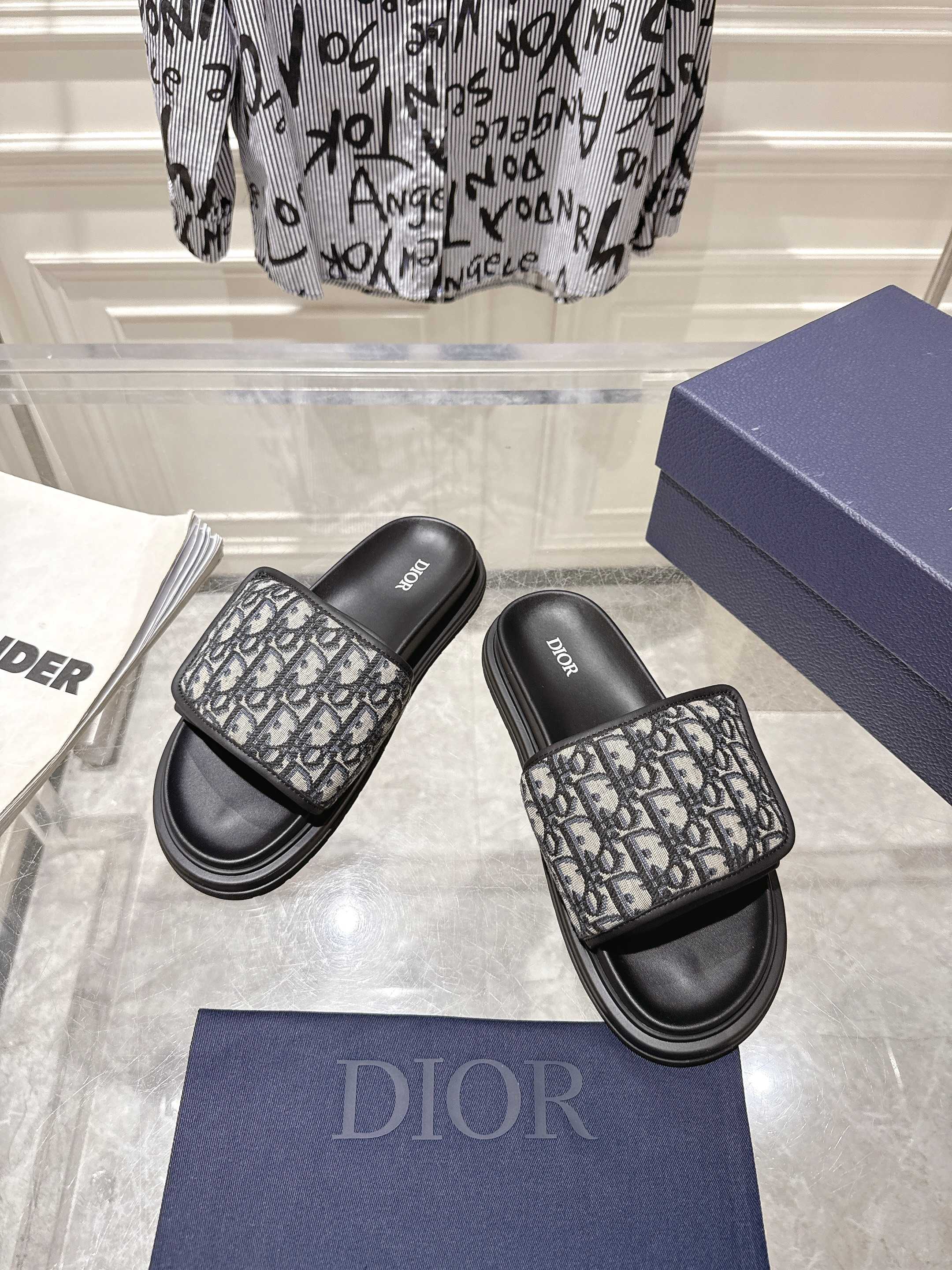 Dior slide sandals, black soles and straps with gray Dior-oblique monogram pattern
