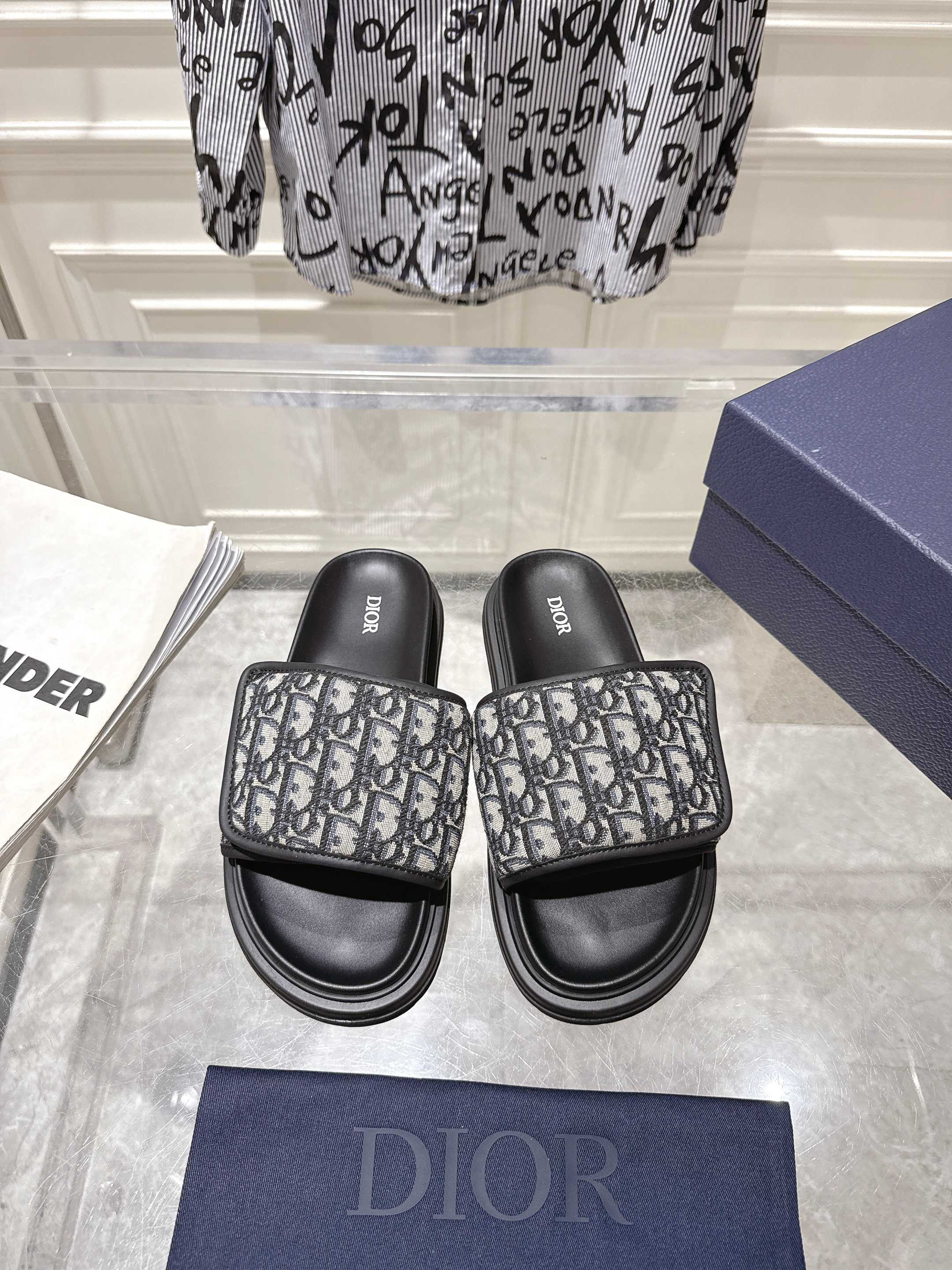 Dior slide sandals with black leather straps and gray Dior-oblique patterned bands