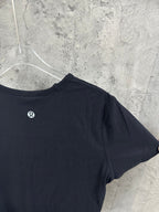 Dark T-shirt back with circular logo and short sleeves