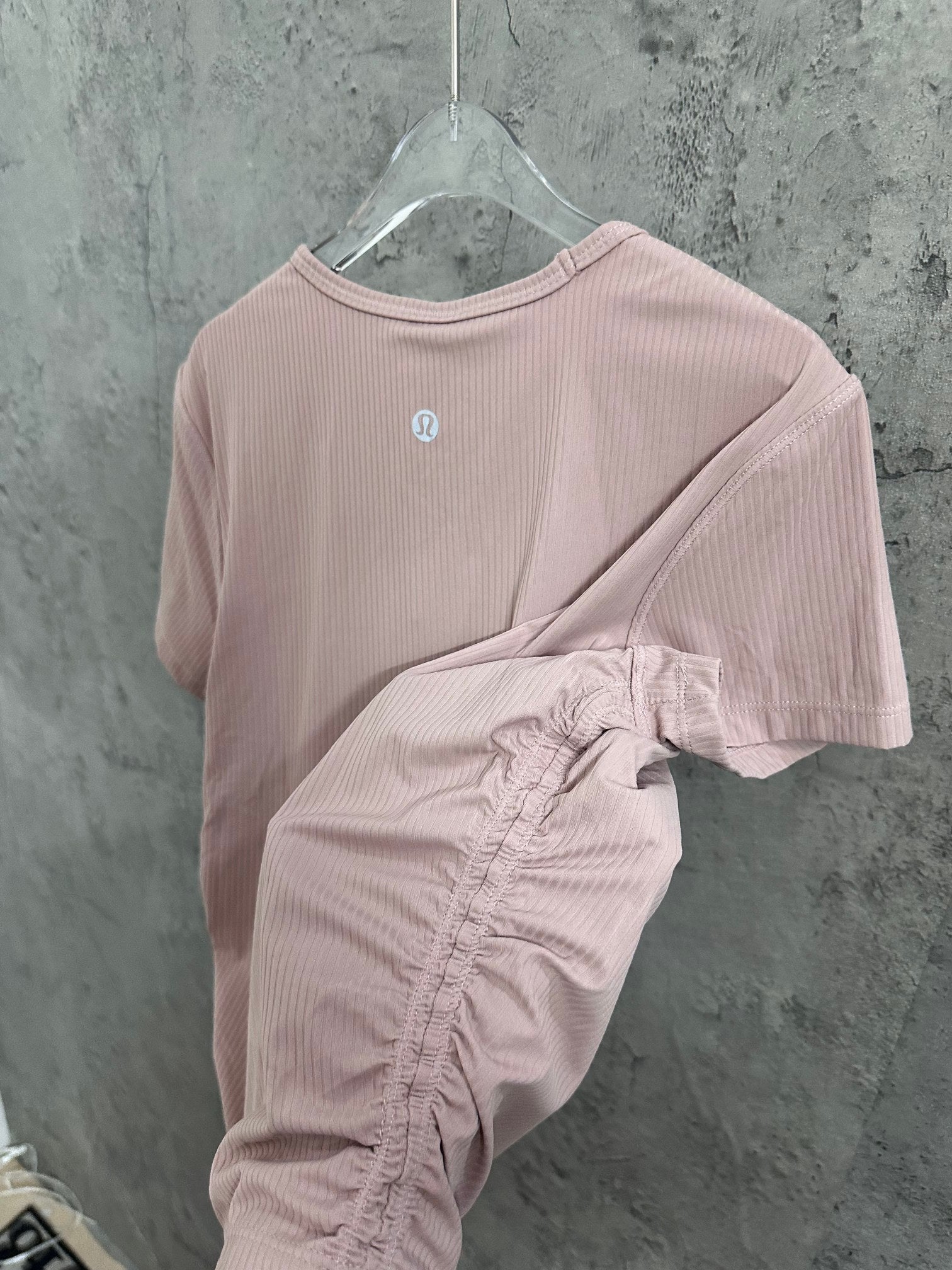 Light pink ribbed T-shirt front view with tied knot hem