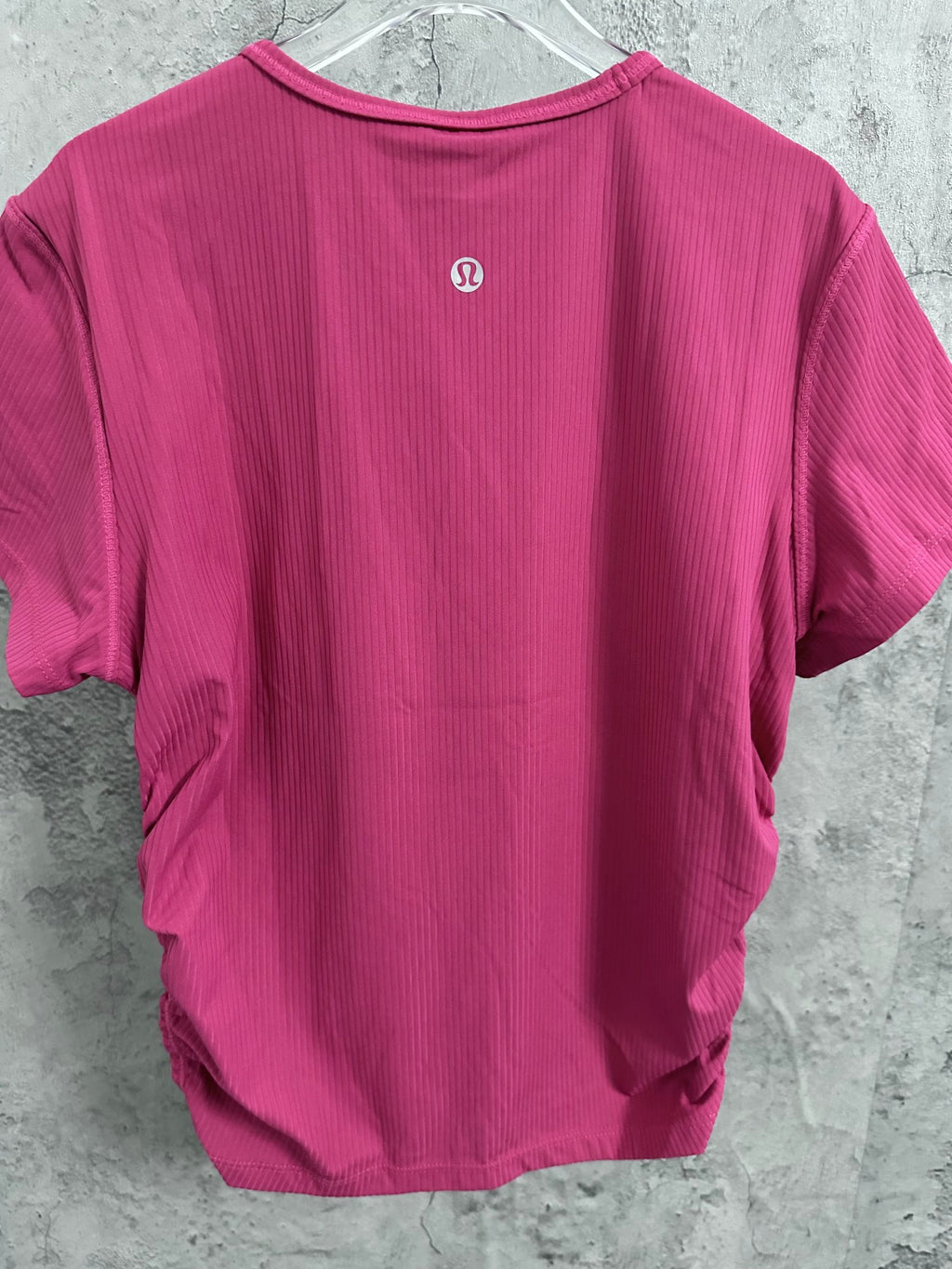 Pink ribbed T-shirt back with small circular logo and crew neck