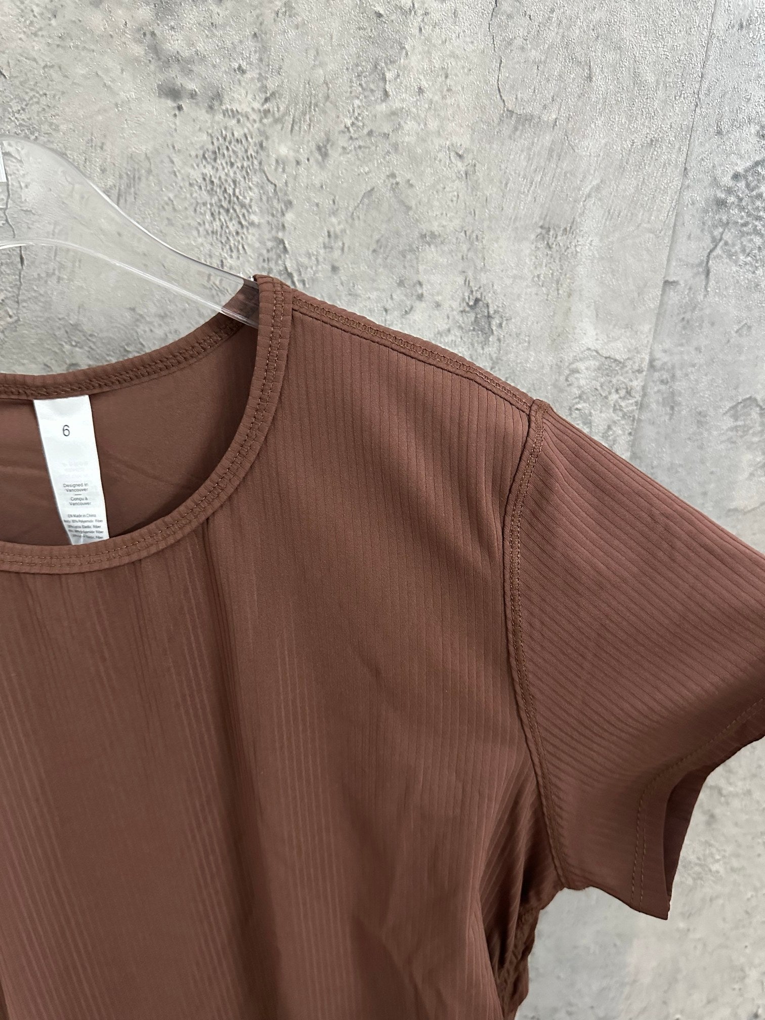 Brown ribbed short-sleeve T-shirt with crew neck and side seam