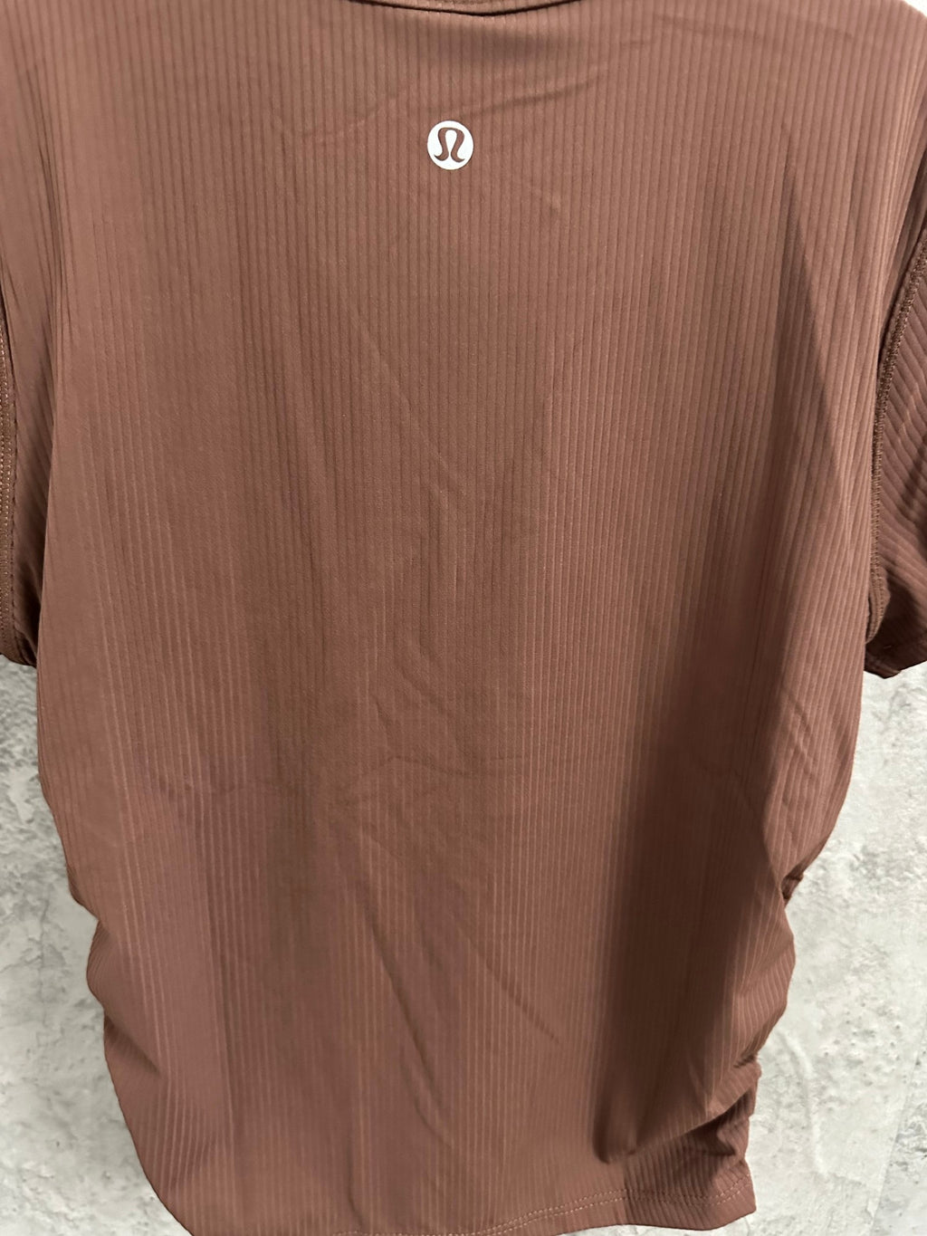 Brown ribbed short-sleeve T-shirt close-up of front fabric