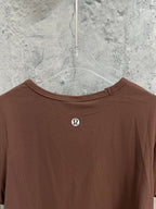 Brown ribbed short-sleeve T-shirt with small chest logo