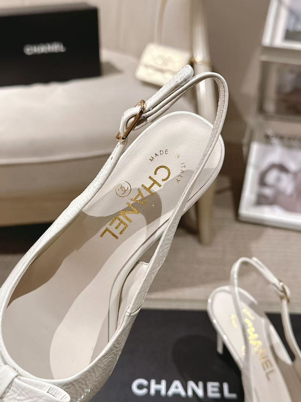 White slingback pump with printed insole and slim black heel