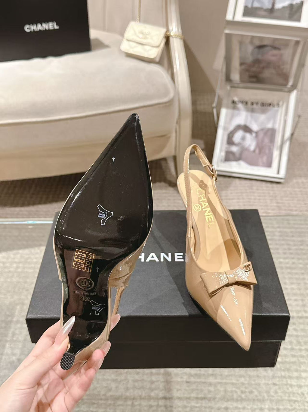 Women’s pointed-toe pumps in black patent leather with bow-tie slingback and slim heel