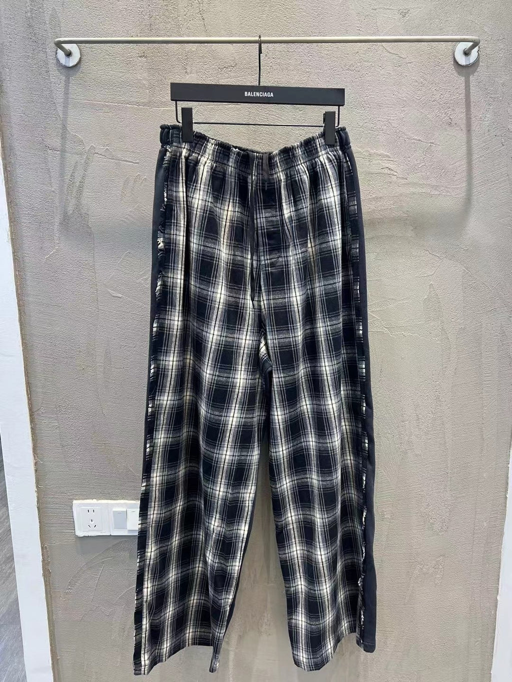 Plaid wide-leg pants with elastic waist, dark navy and white check pattern