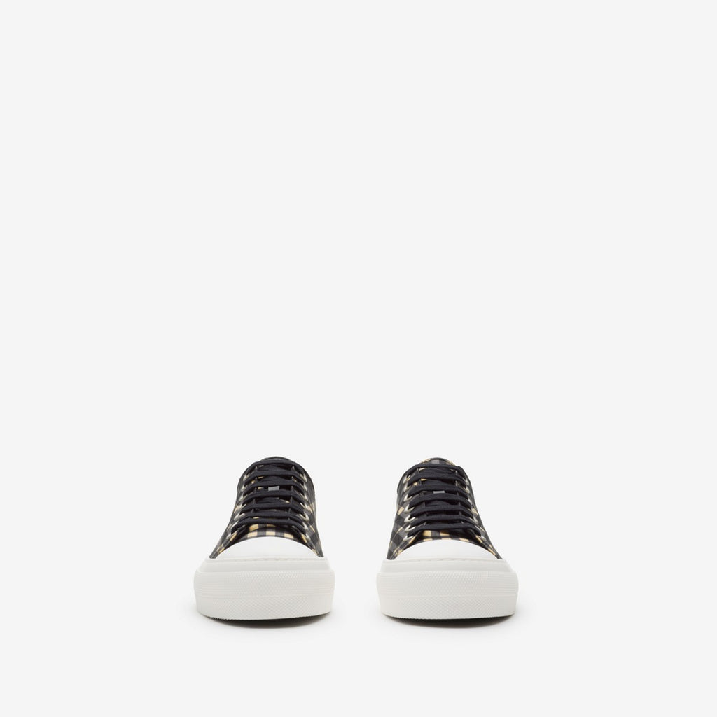 Low-top sneakers with black laces and white rubber sole