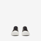 Low-top sneakers with black laces and white rubber sole