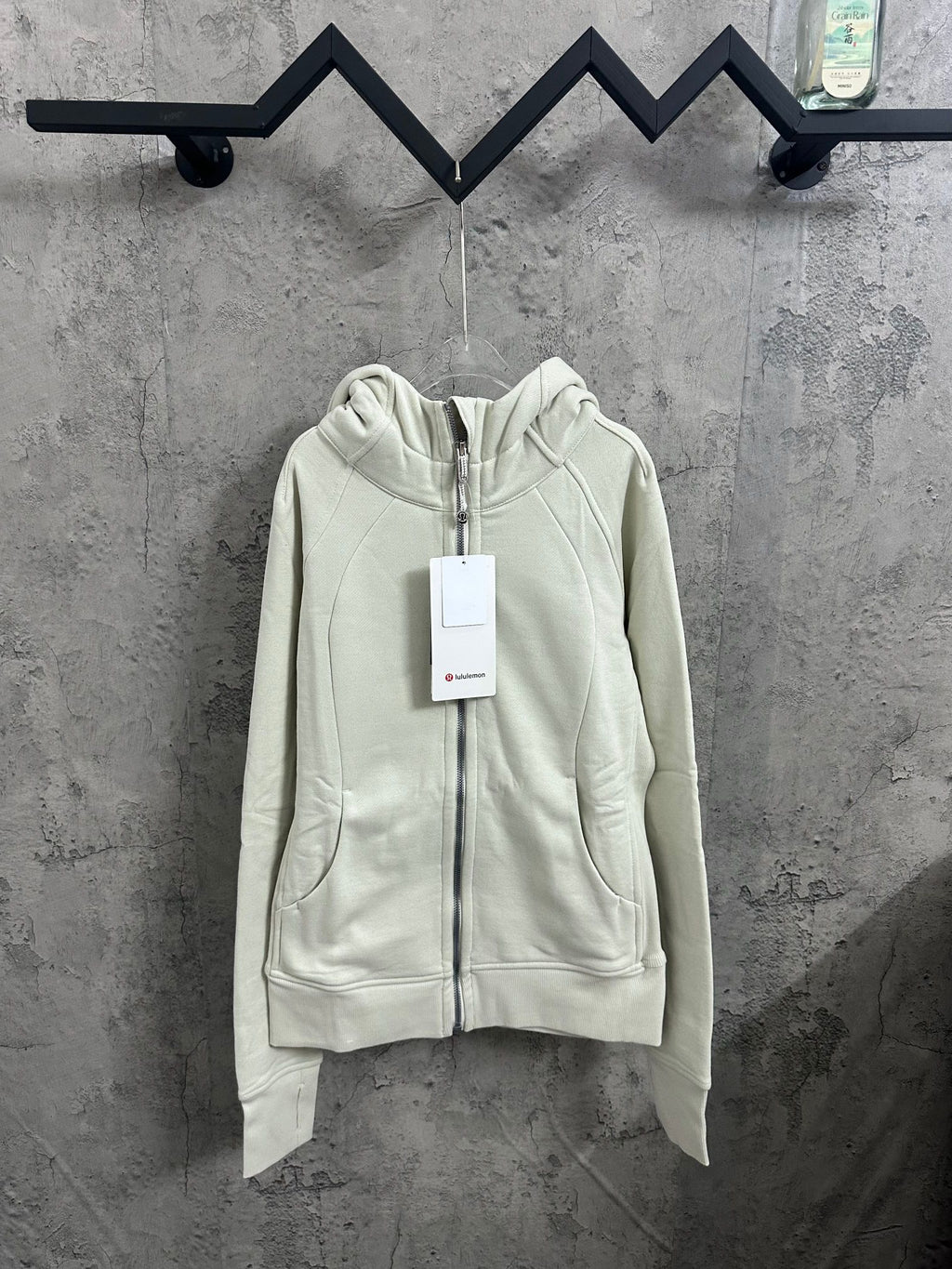 Light cream zip-front hoodie with hood and kangaroo pocket