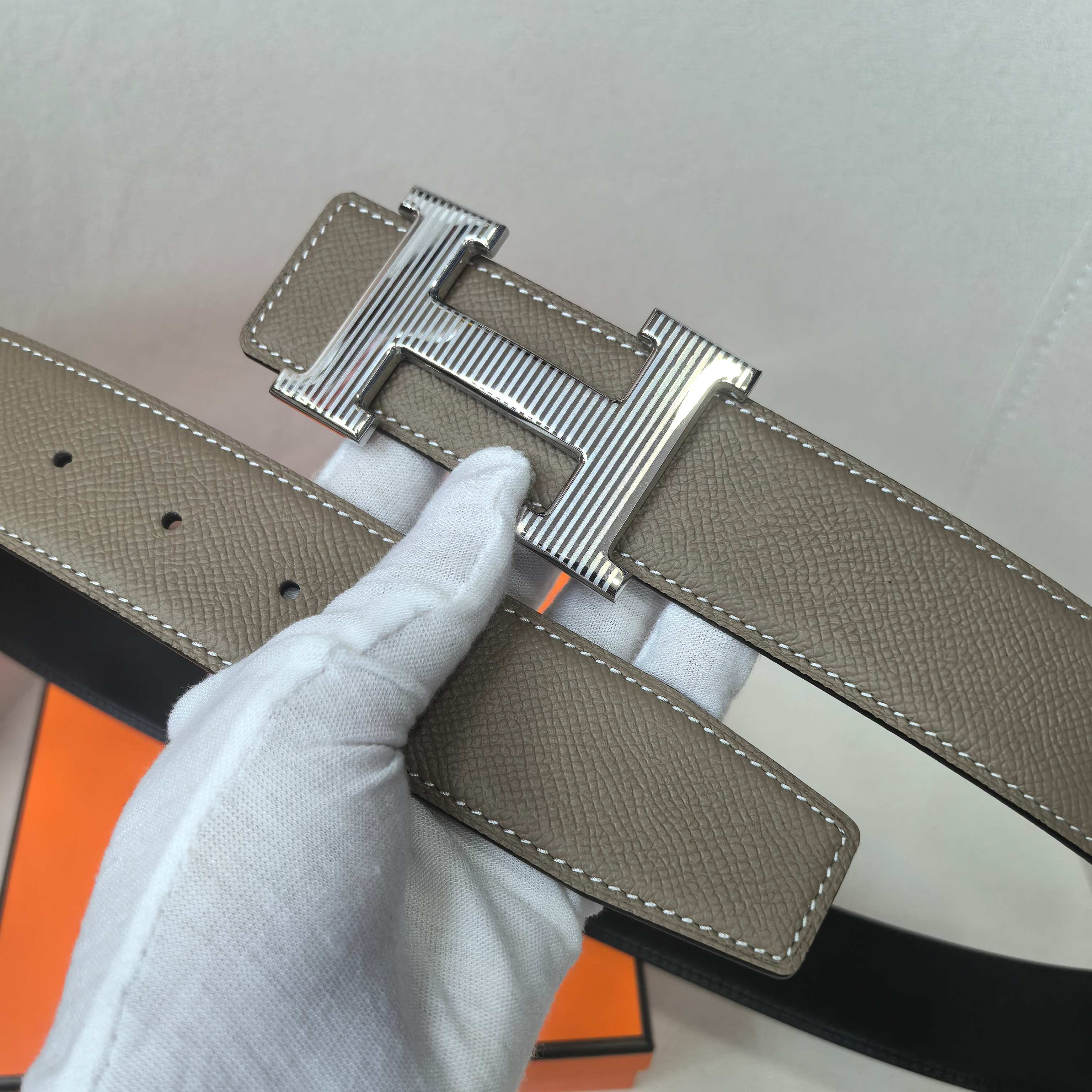 Leather belt with silver H buckle detail, taupe textured leather strap