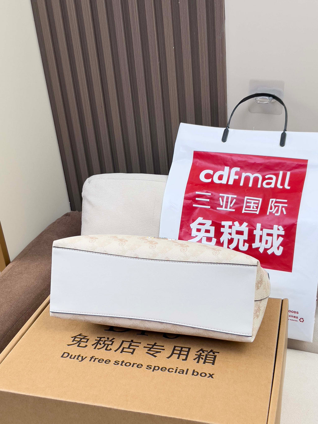 Coah bag delivery box set: duty free store box and white gift box with shopping bag