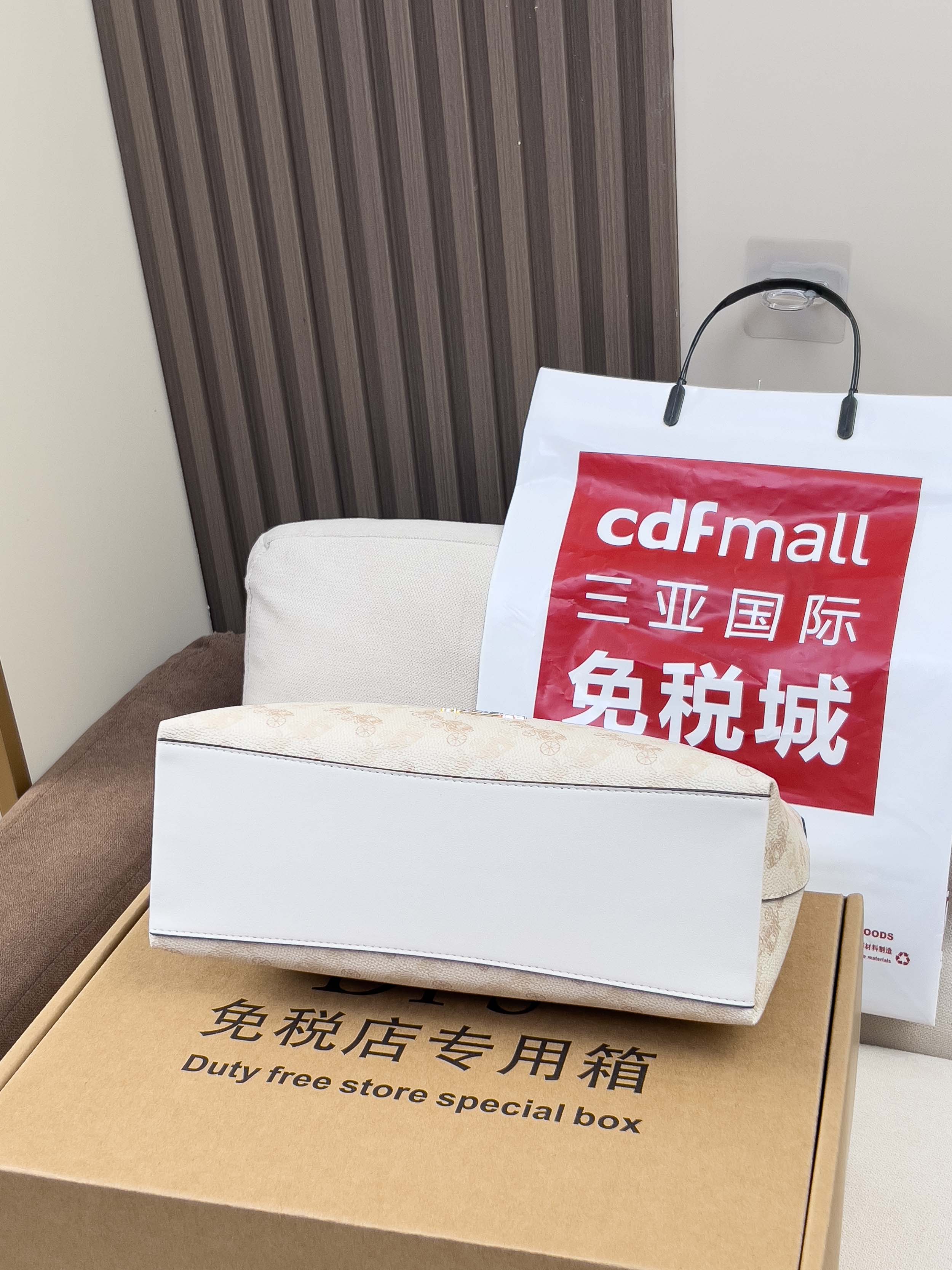 Coah bag delivery box set: duty free store box and white gift box with shopping bag