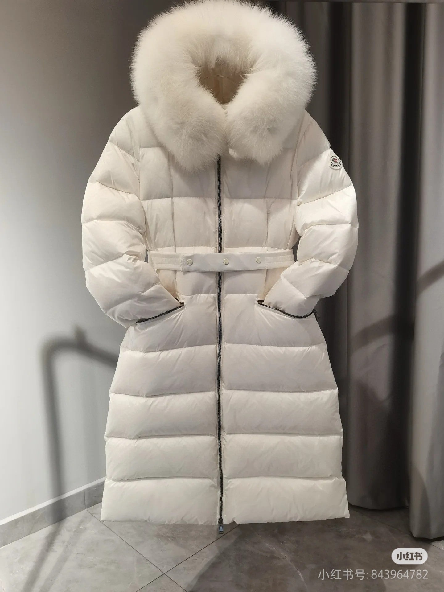 Long white puffer coat with faux fur hood and removable belt, front zipper