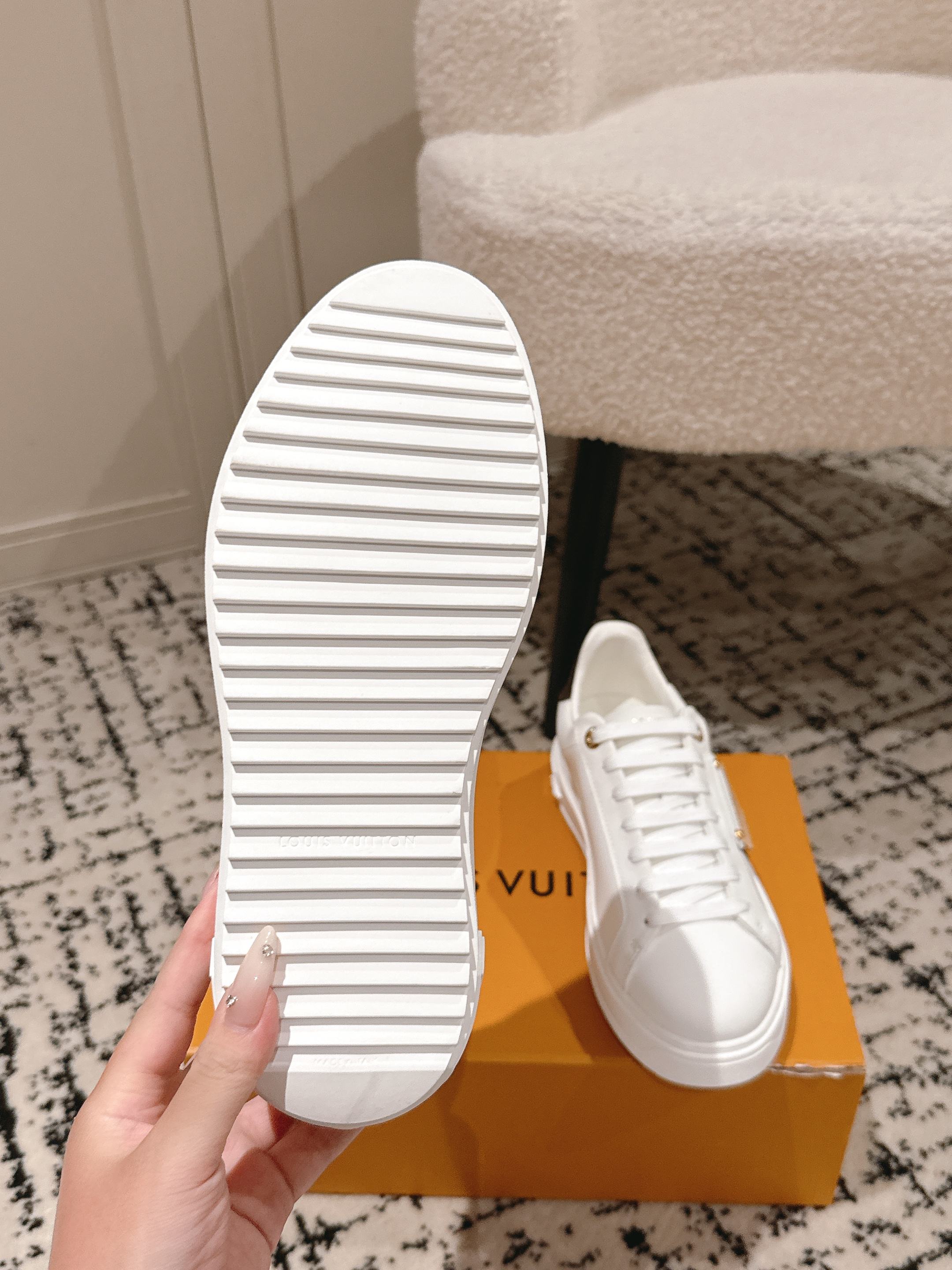White rubber outsole for low-top sneakers with ridged tread
