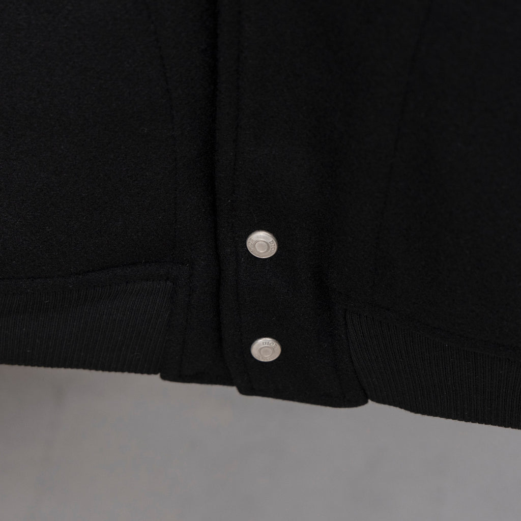 Long jacket hem with ribbed cuffs and two metal snap buttons