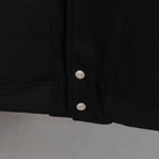 Long jacket hem with ribbed cuffs and two metal snap buttons