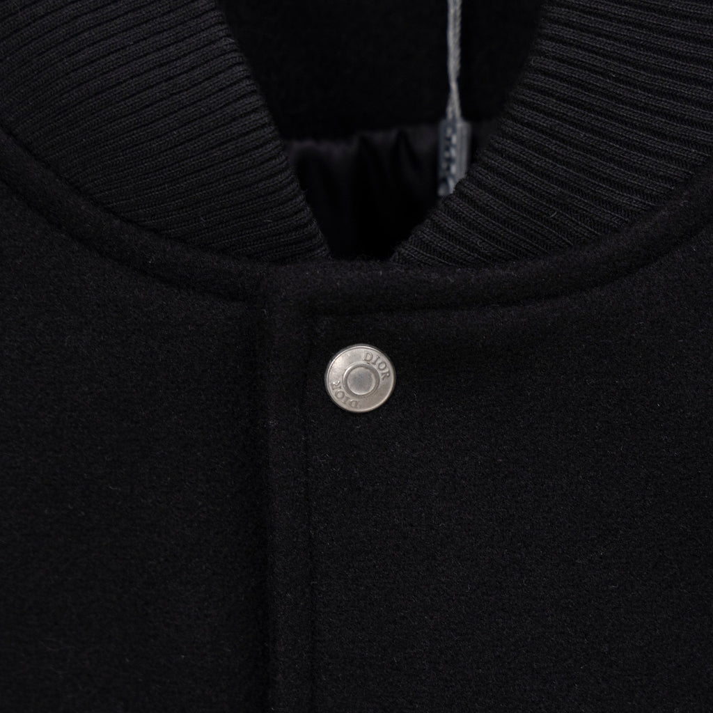 Long jacket neckline with ribbed collar and metal snap button