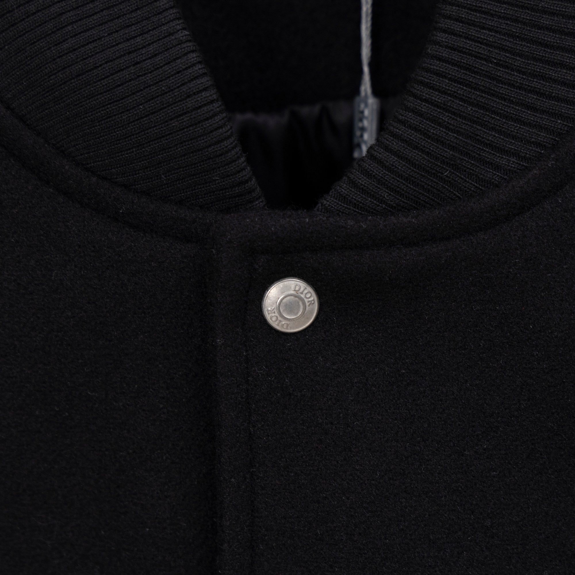 Long jacket neckline with ribbed collar and metal snap button