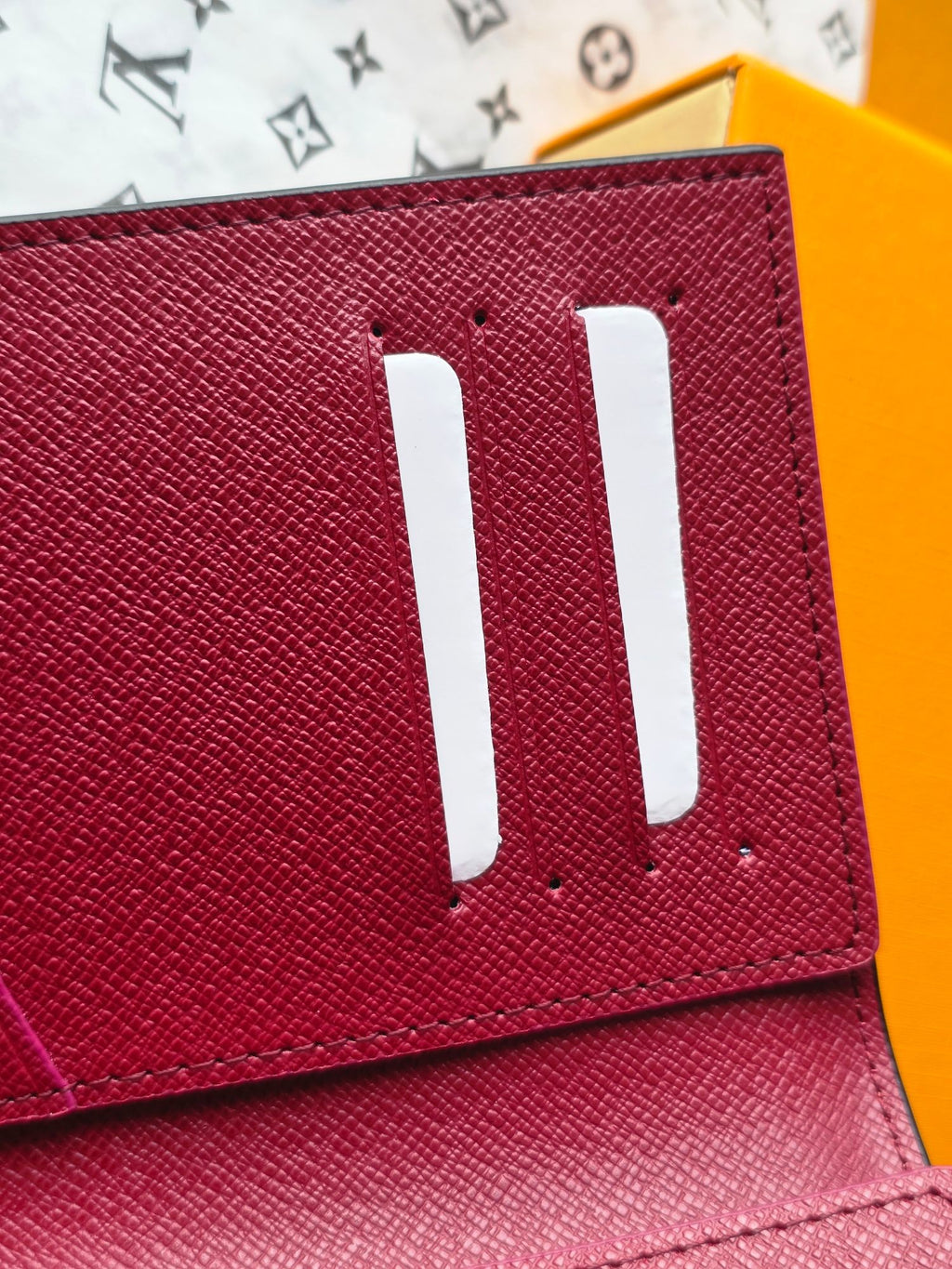 Small bag with pink leather and white vertical slot openings