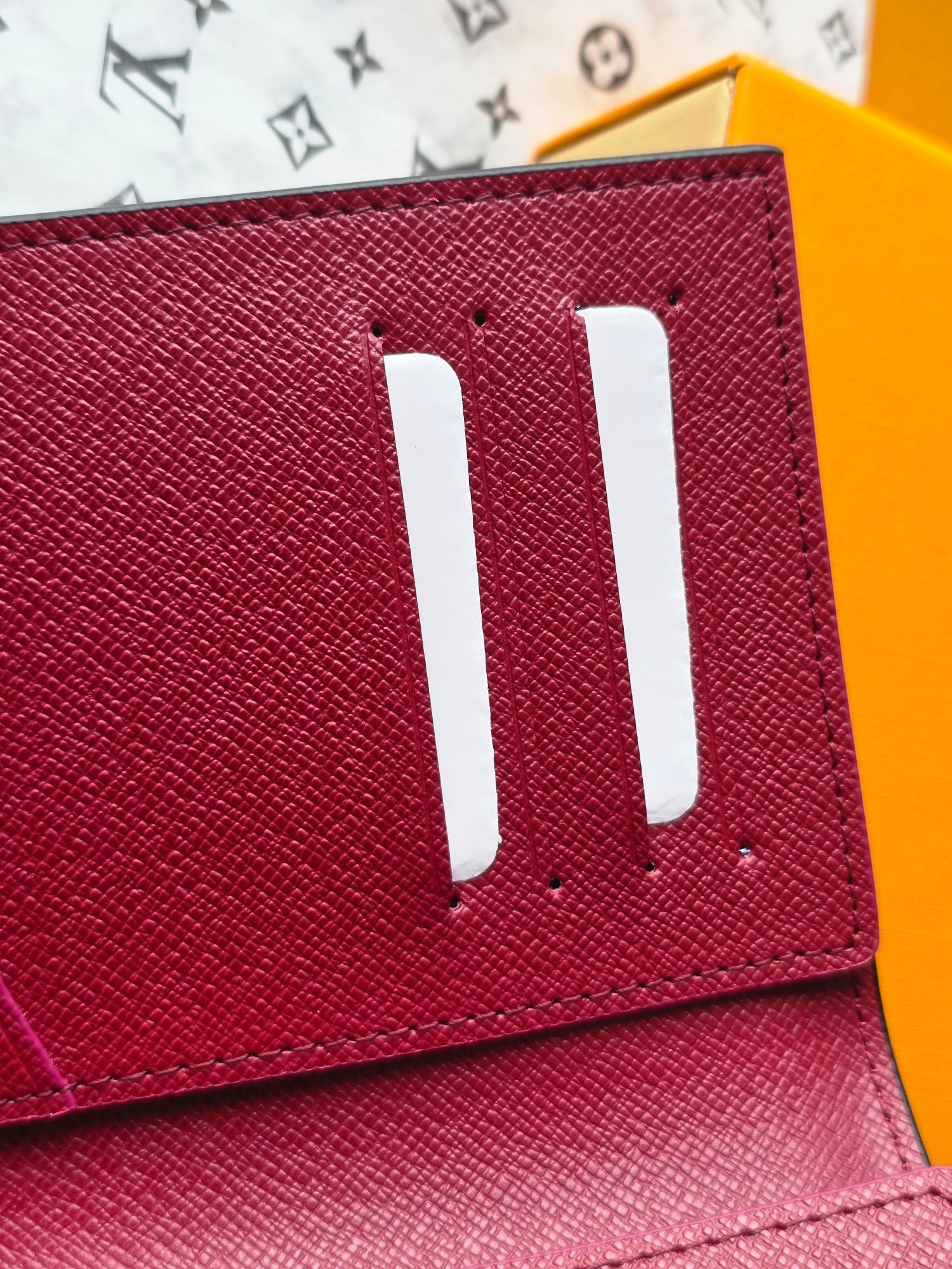 Small bag with pink leather and white vertical slot openings